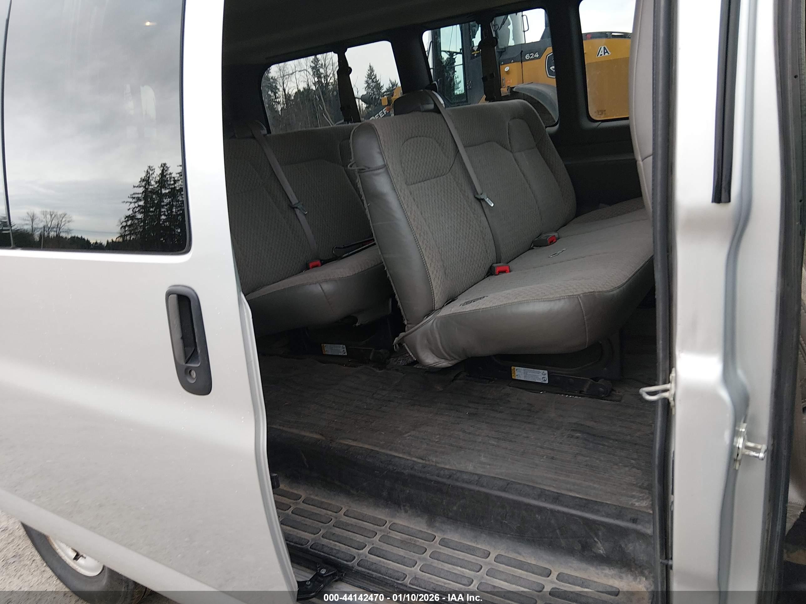 CHEVROLET EXPRESS image 8