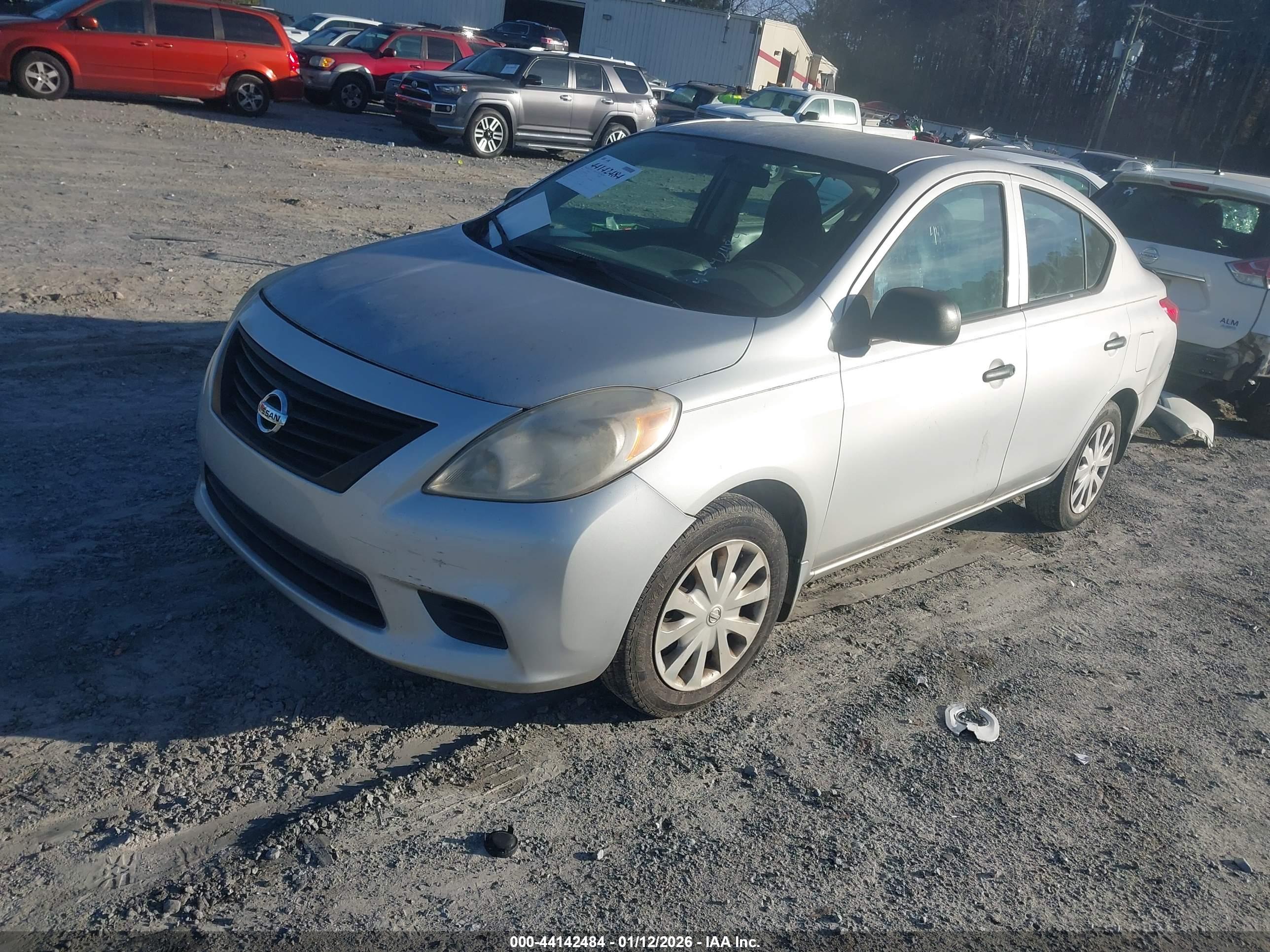 NISSAN VERSA image 2