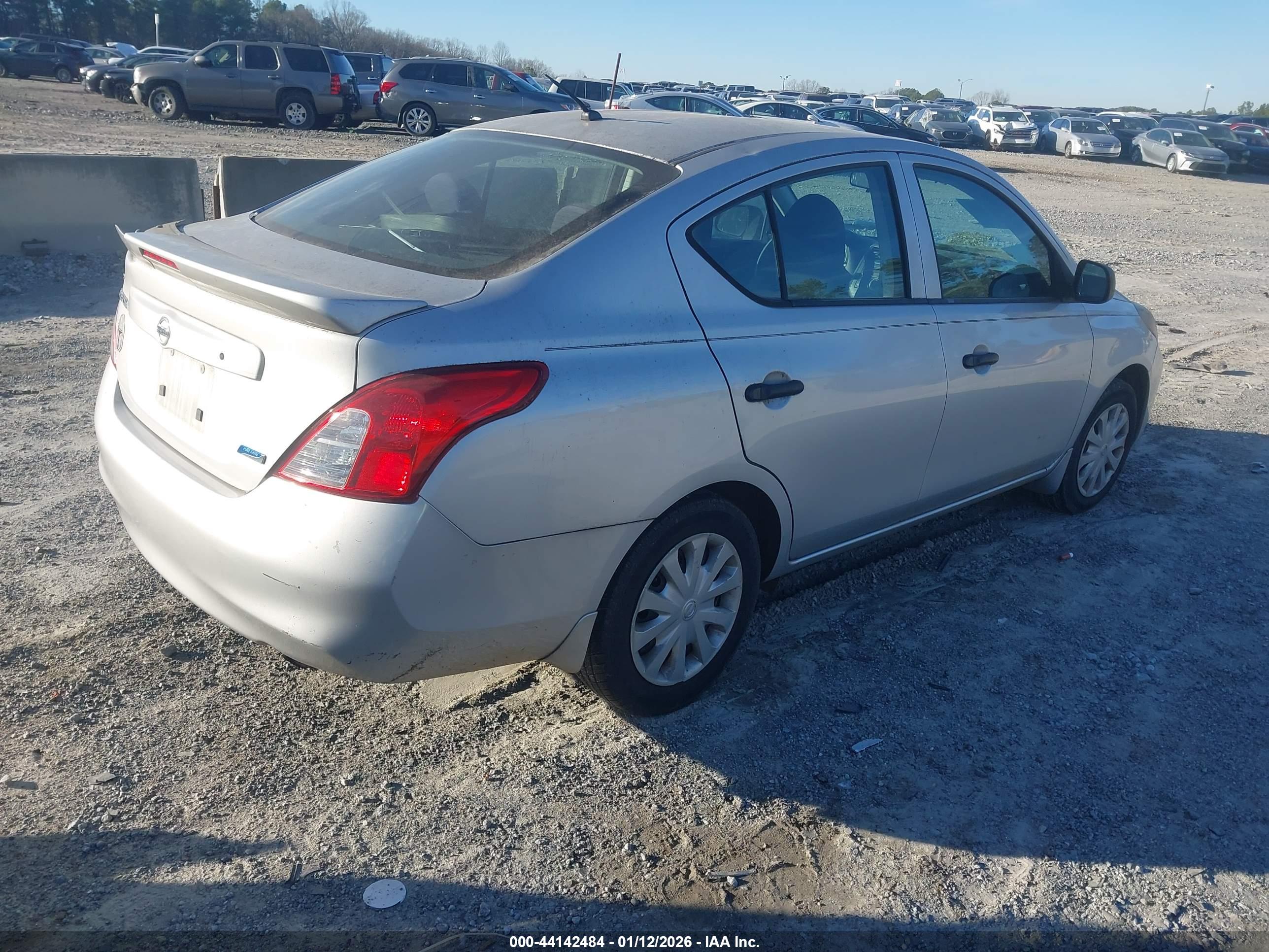 NISSAN VERSA image 4
