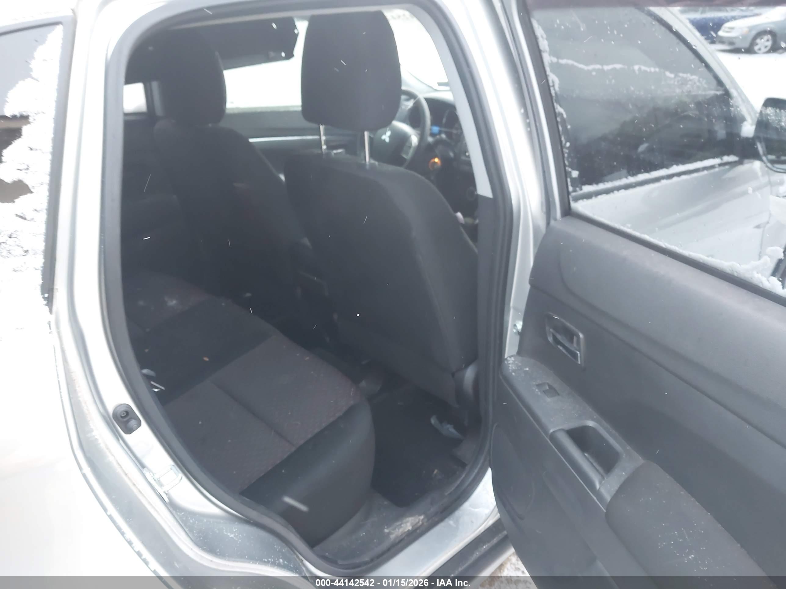 MITSUBISHI OUTLANDER image 8