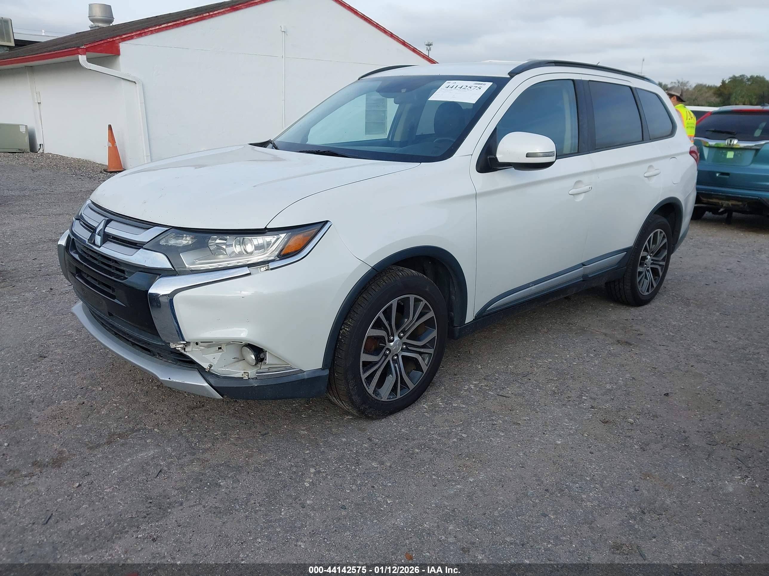 MITSUBISHI OUTLANDER image 2