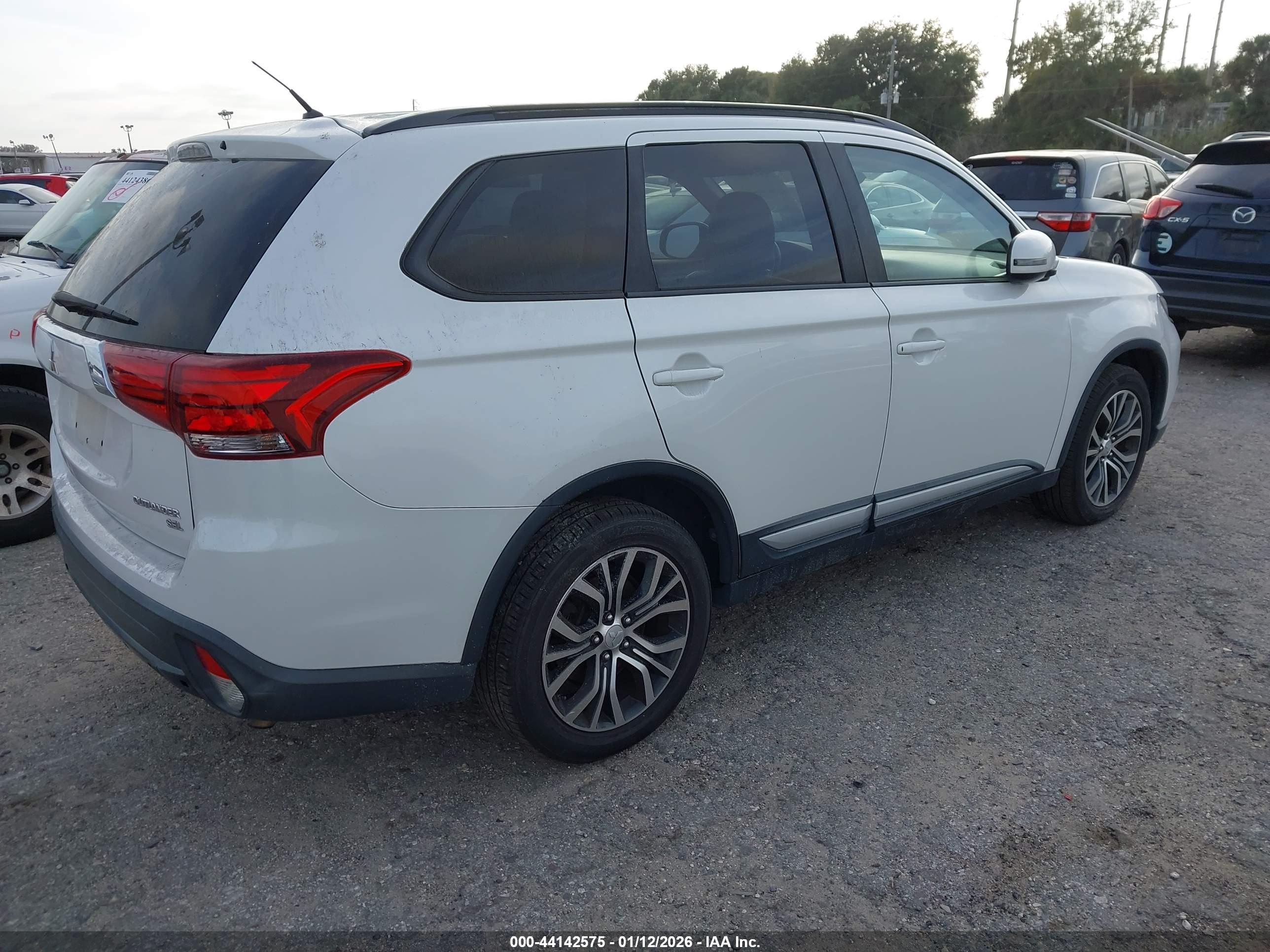 MITSUBISHI OUTLANDER image 4
