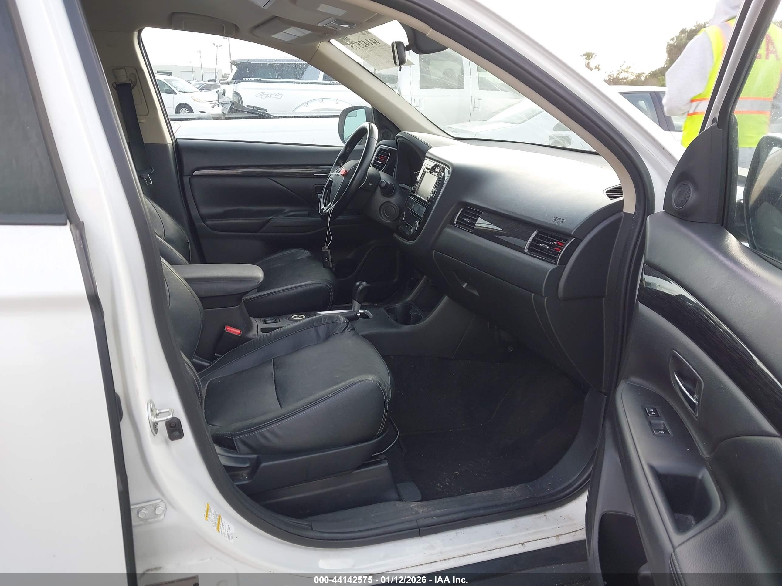 MITSUBISHI OUTLANDER image 5