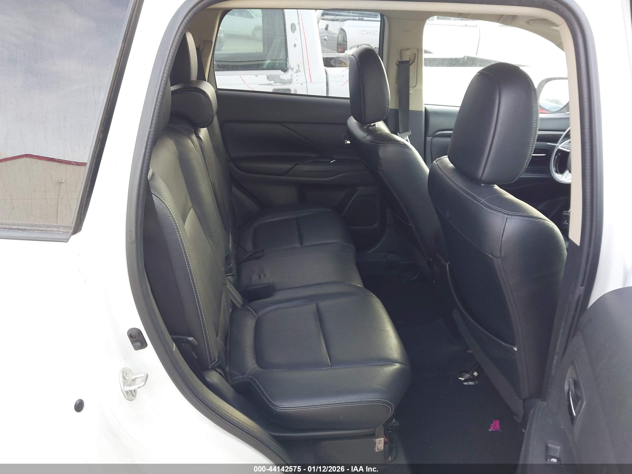 MITSUBISHI OUTLANDER image 8