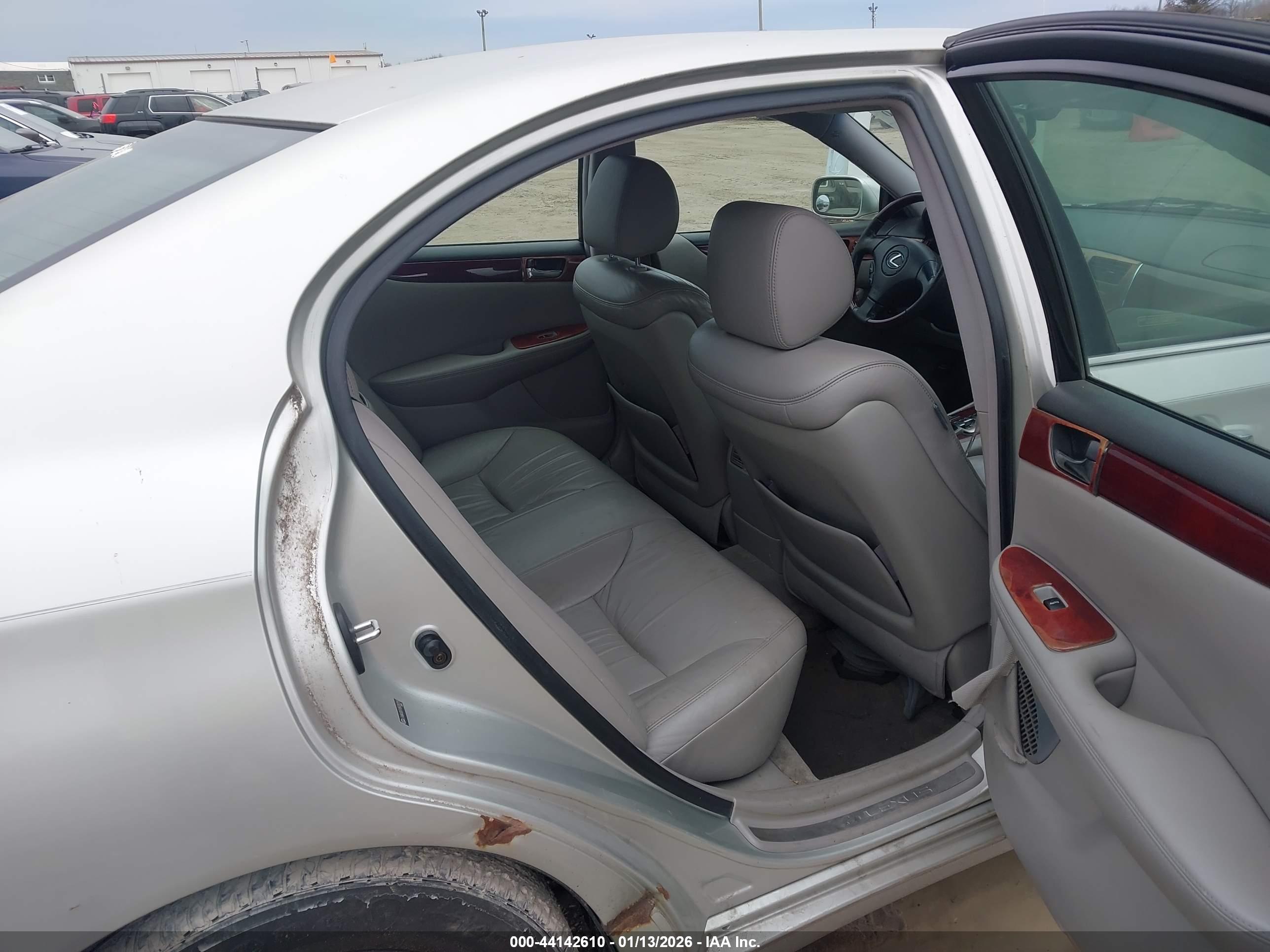 LEXUS ES image 8
