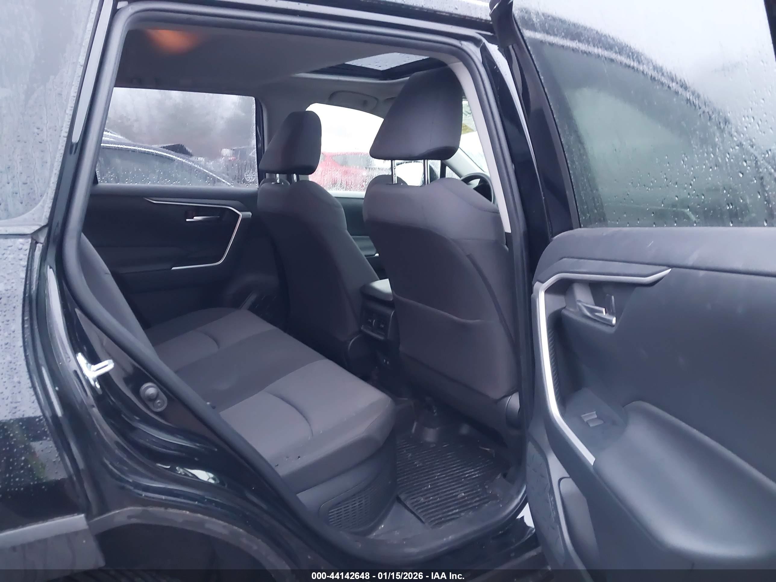TOYOTA RAV4 image 8