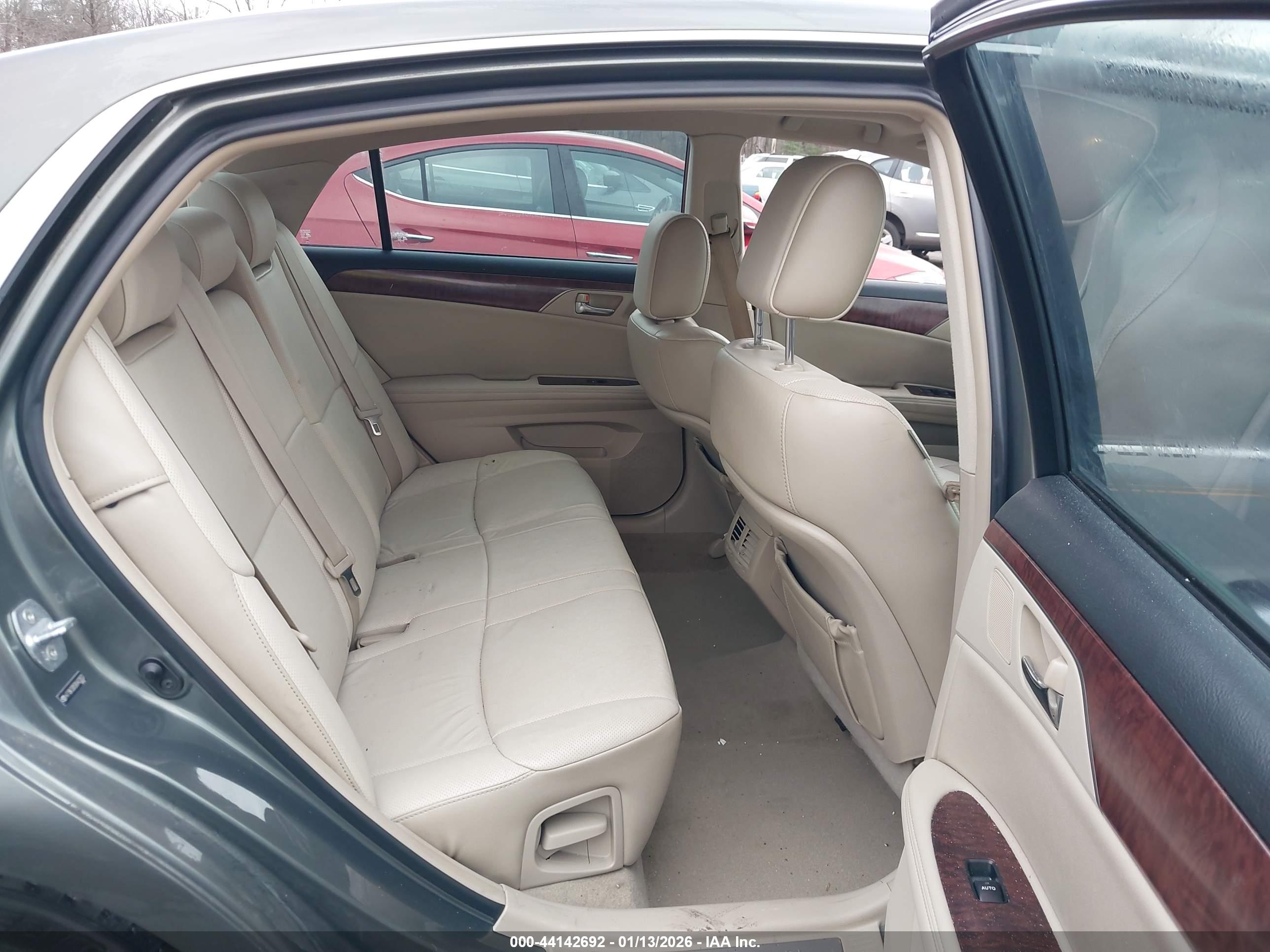 TOYOTA AVALON image 8