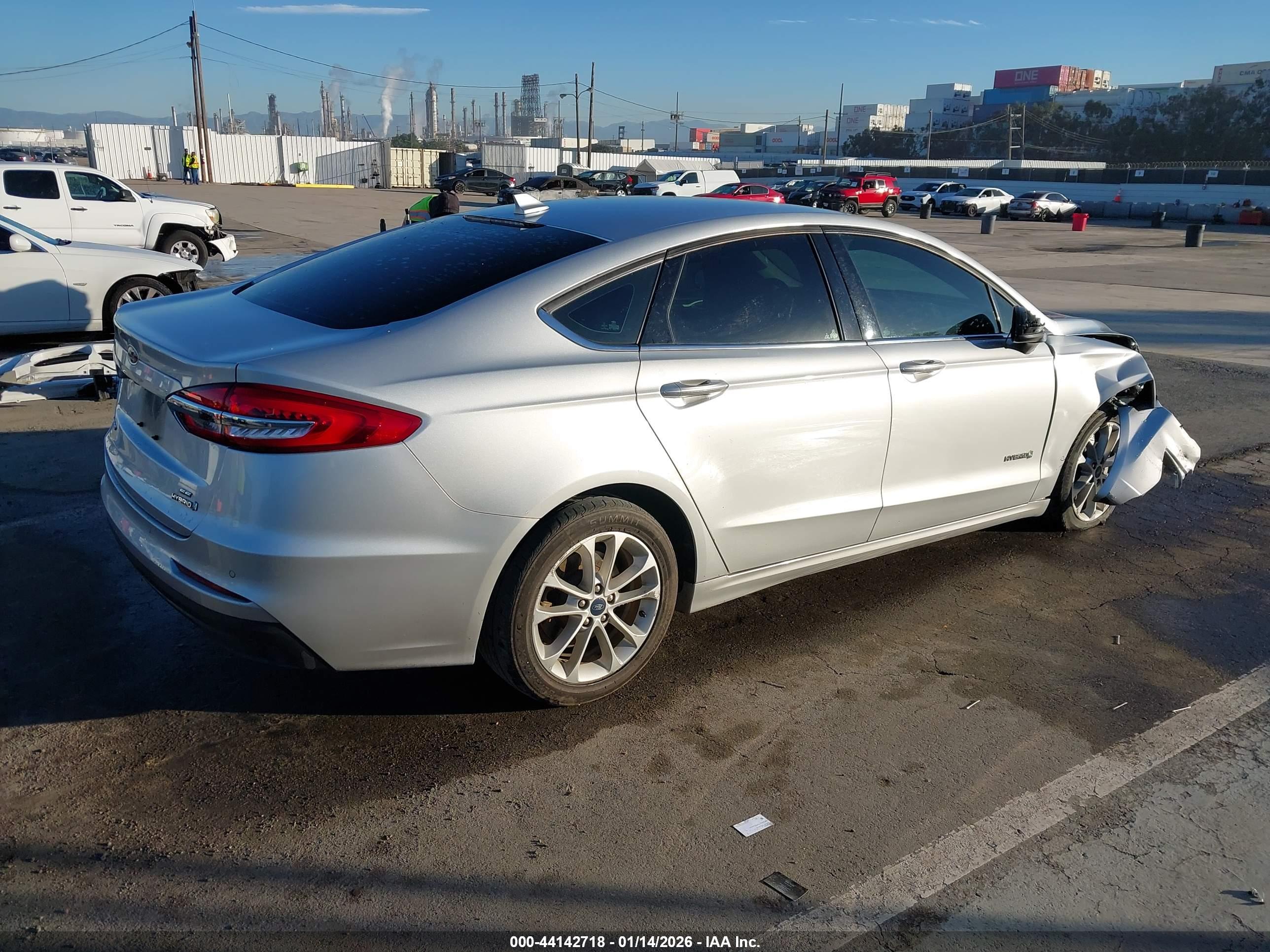 FORD FUSION image 4