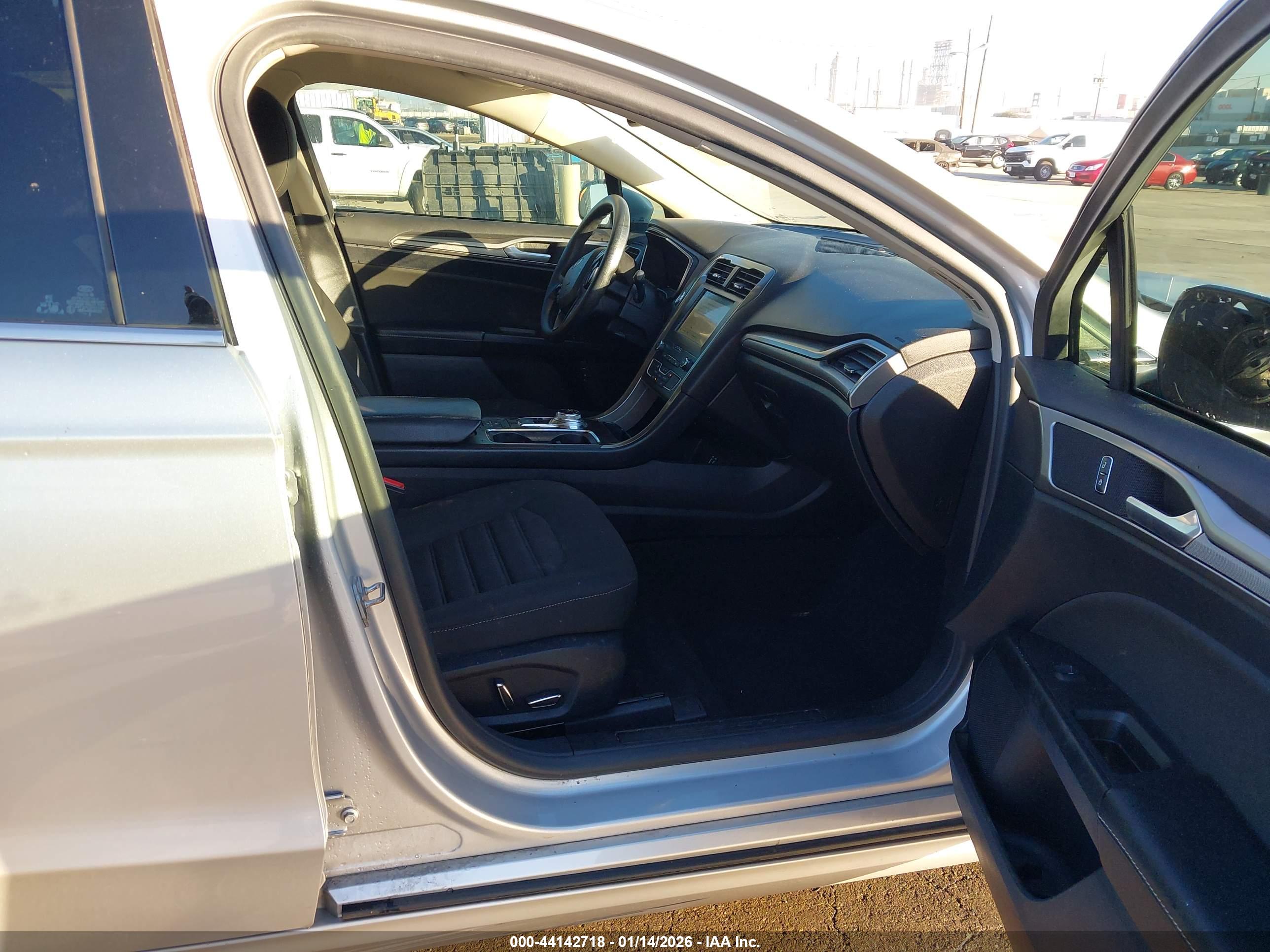 FORD FUSION image 5