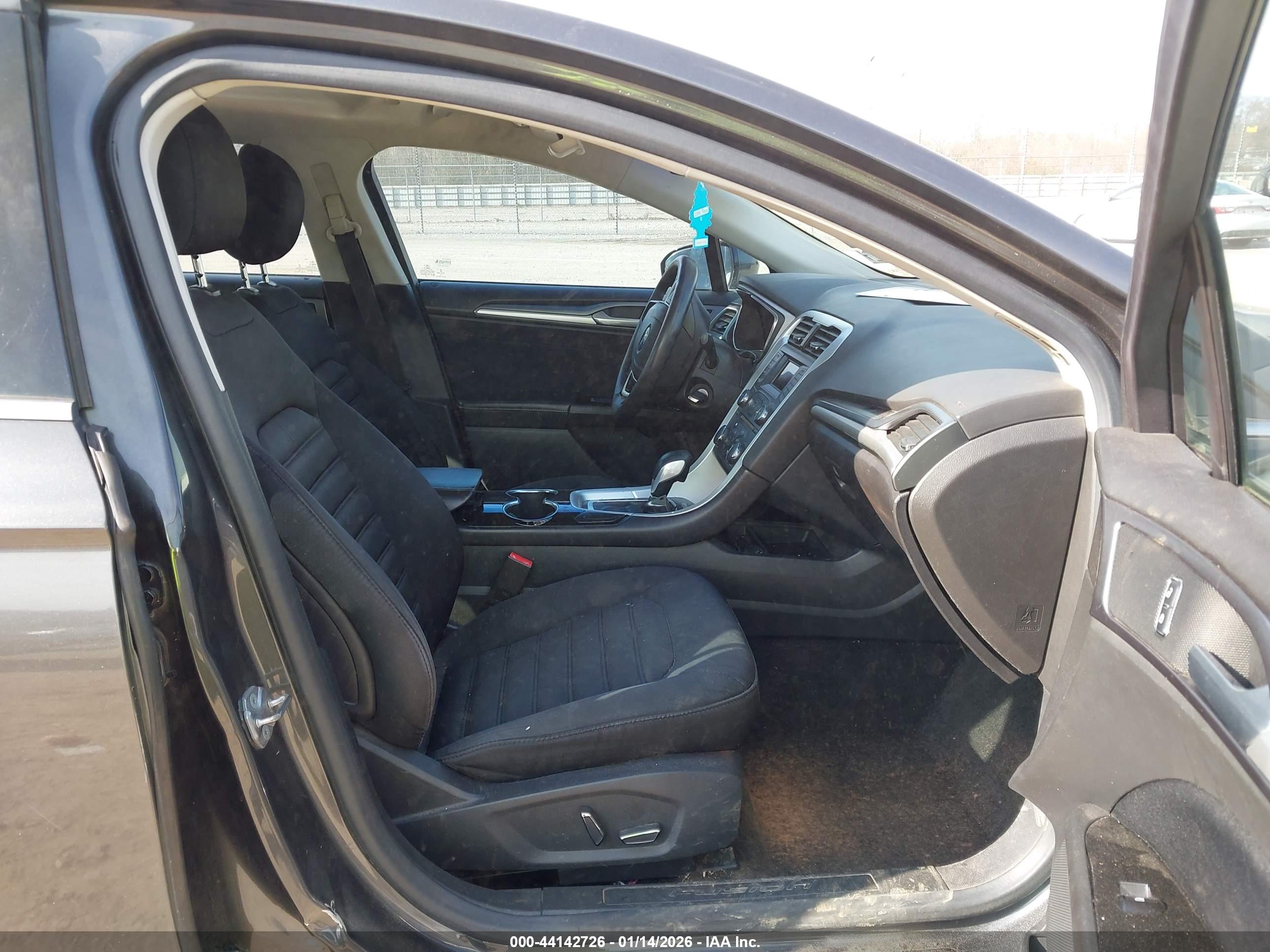 FORD FUSION image 5