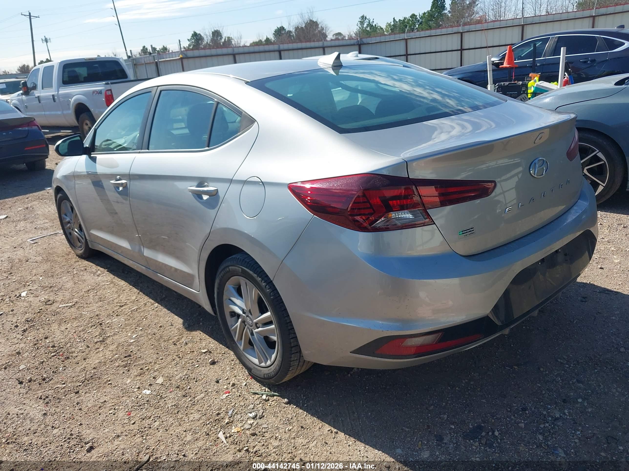 HYUNDAI ELANTRA image 3