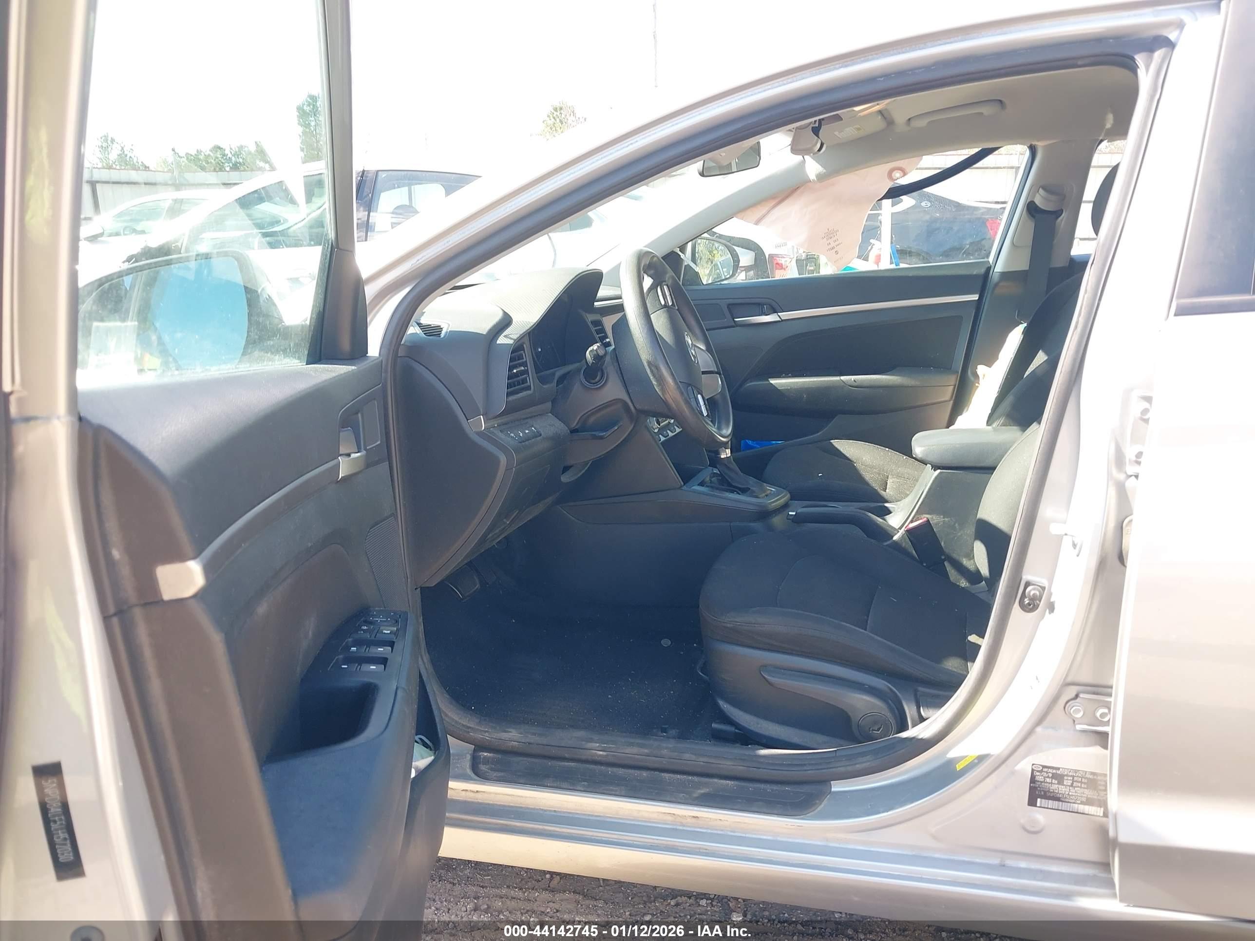 HYUNDAI ELANTRA image 5