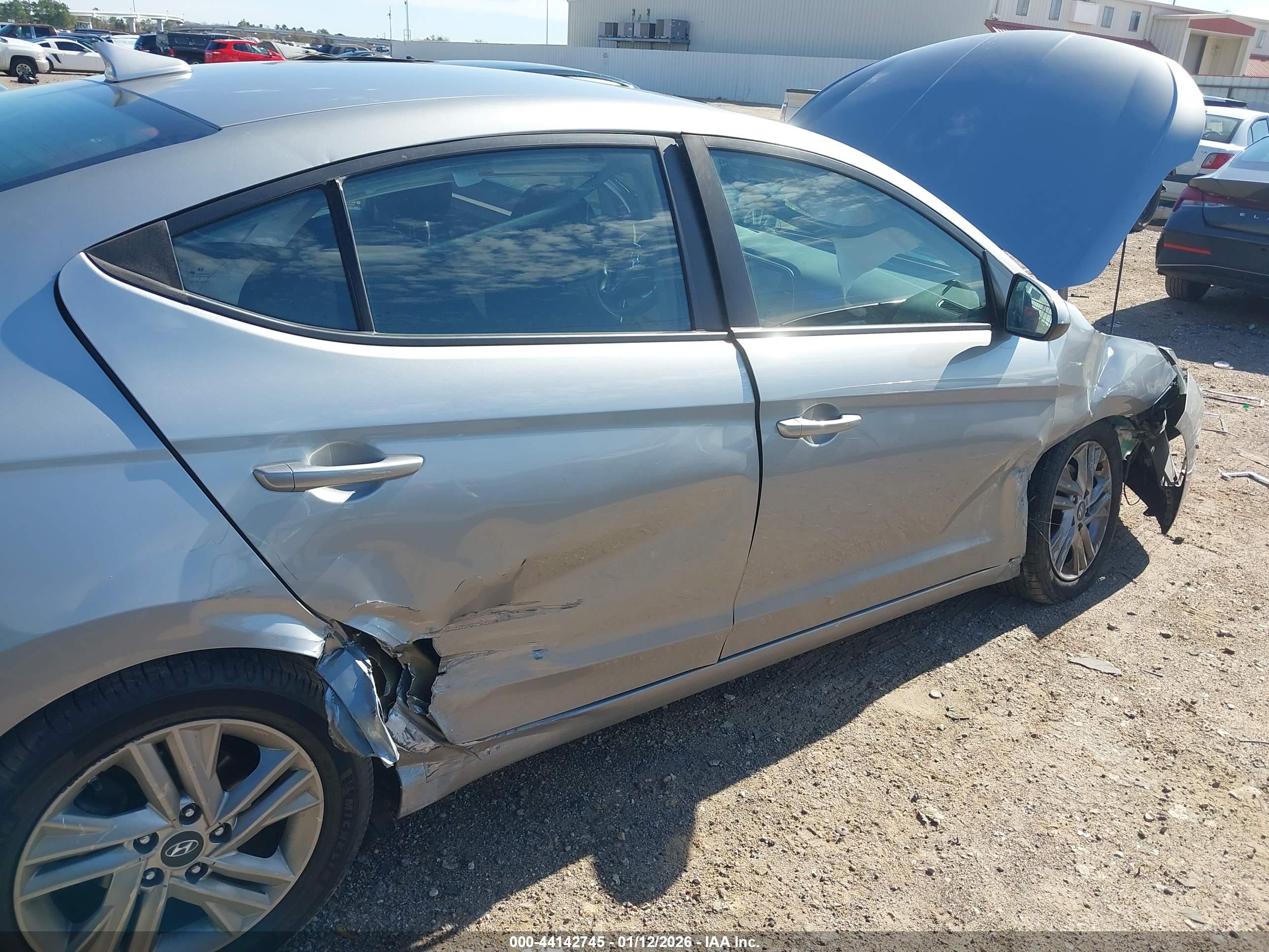 HYUNDAI ELANTRA image 6