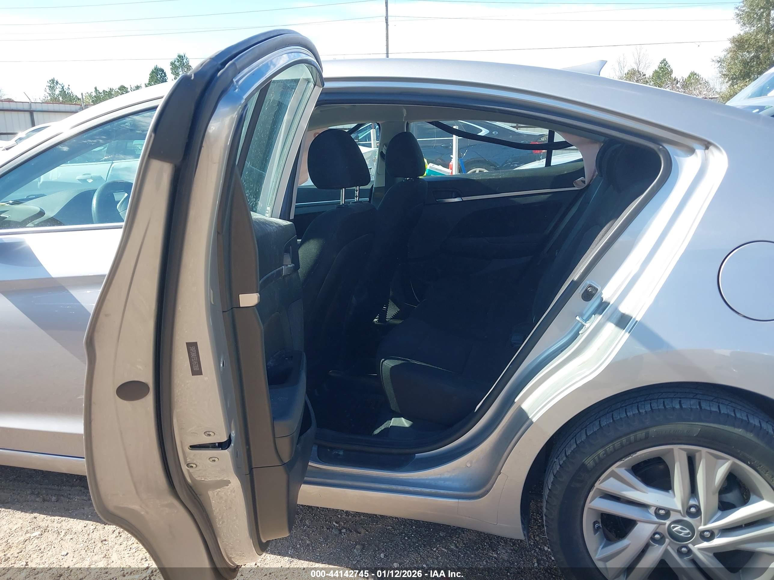 HYUNDAI ELANTRA image 8