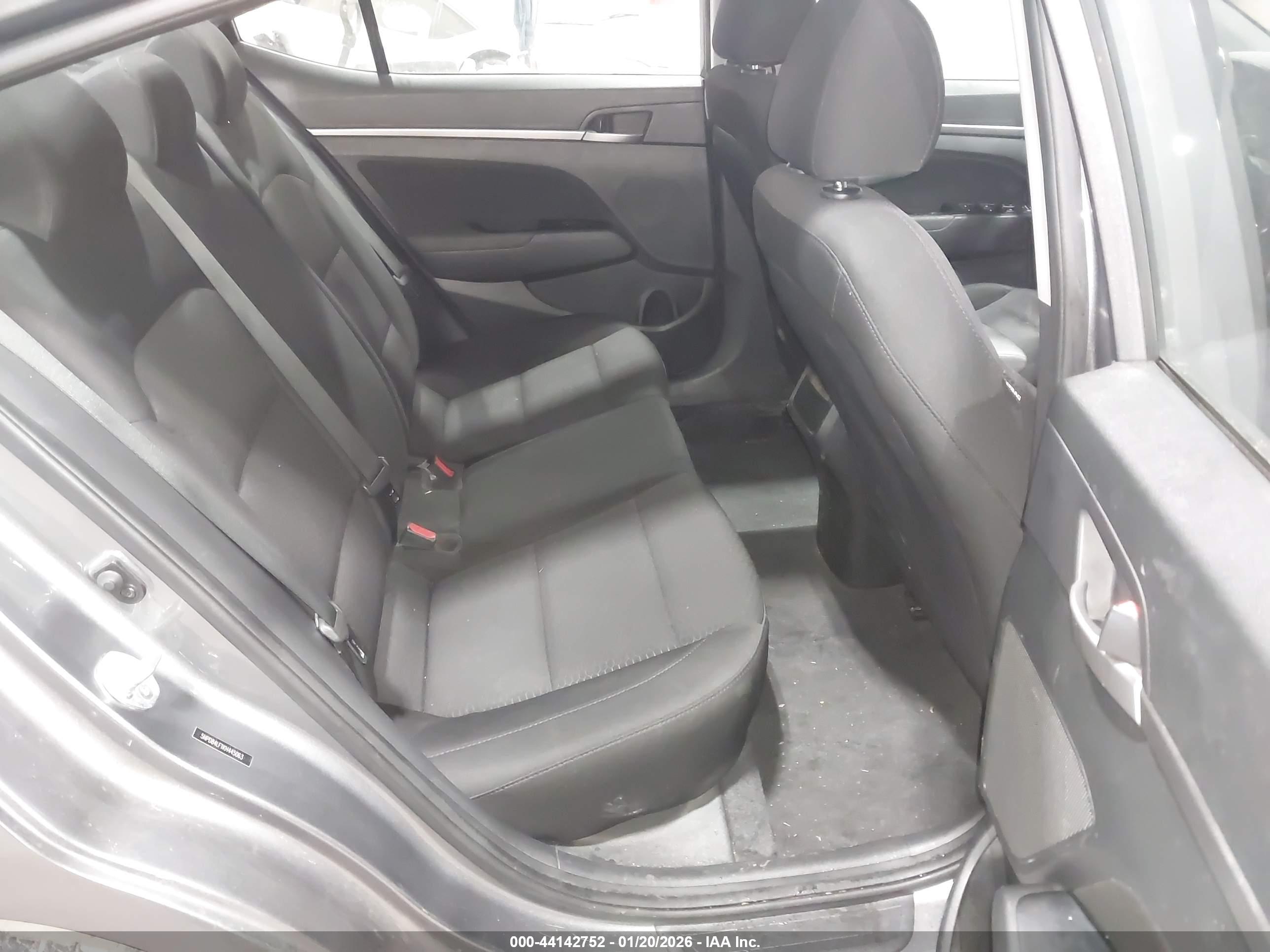 HYUNDAI ELANTRA image 8
