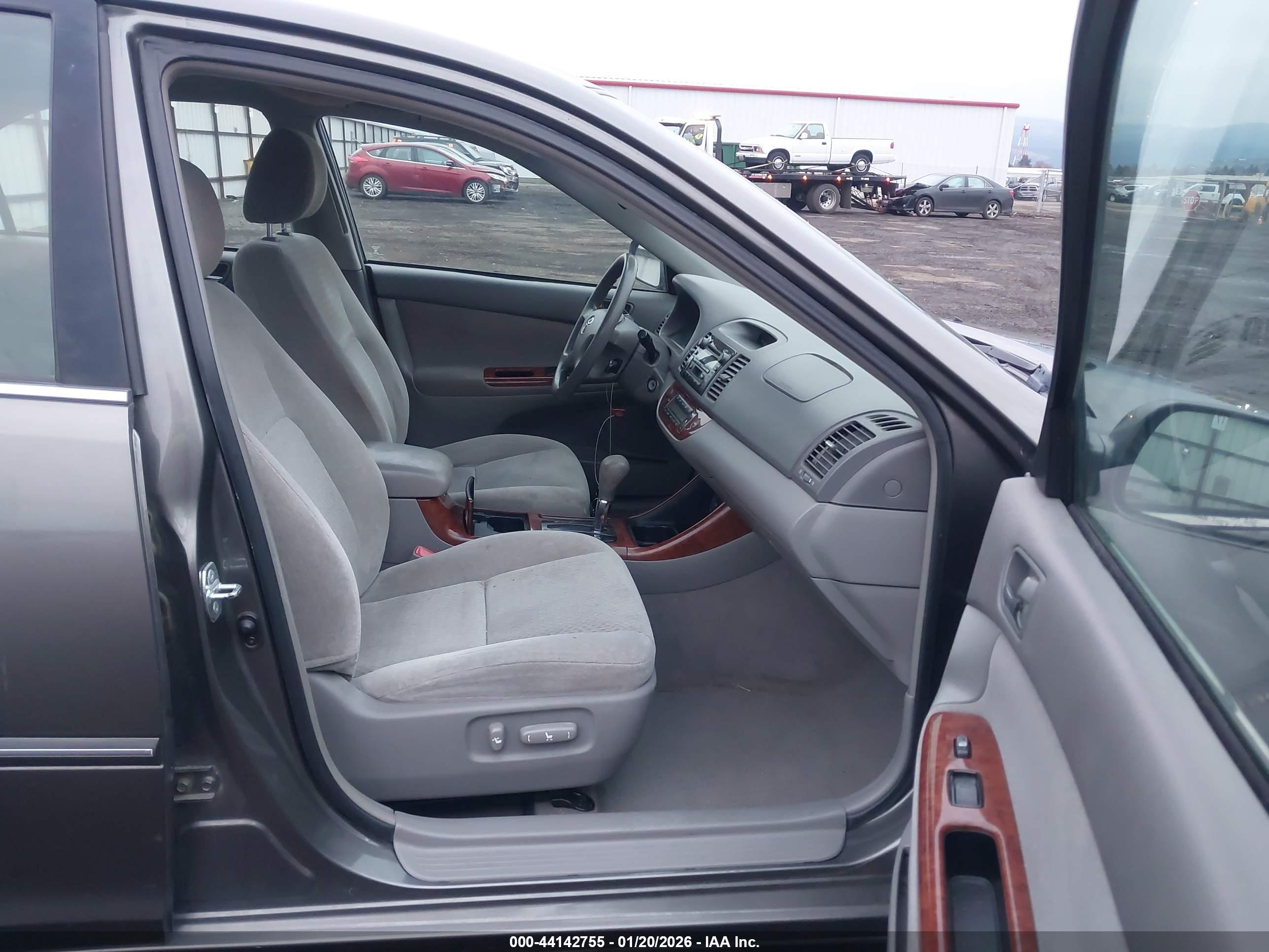 TOYOTA CAMRY image 5