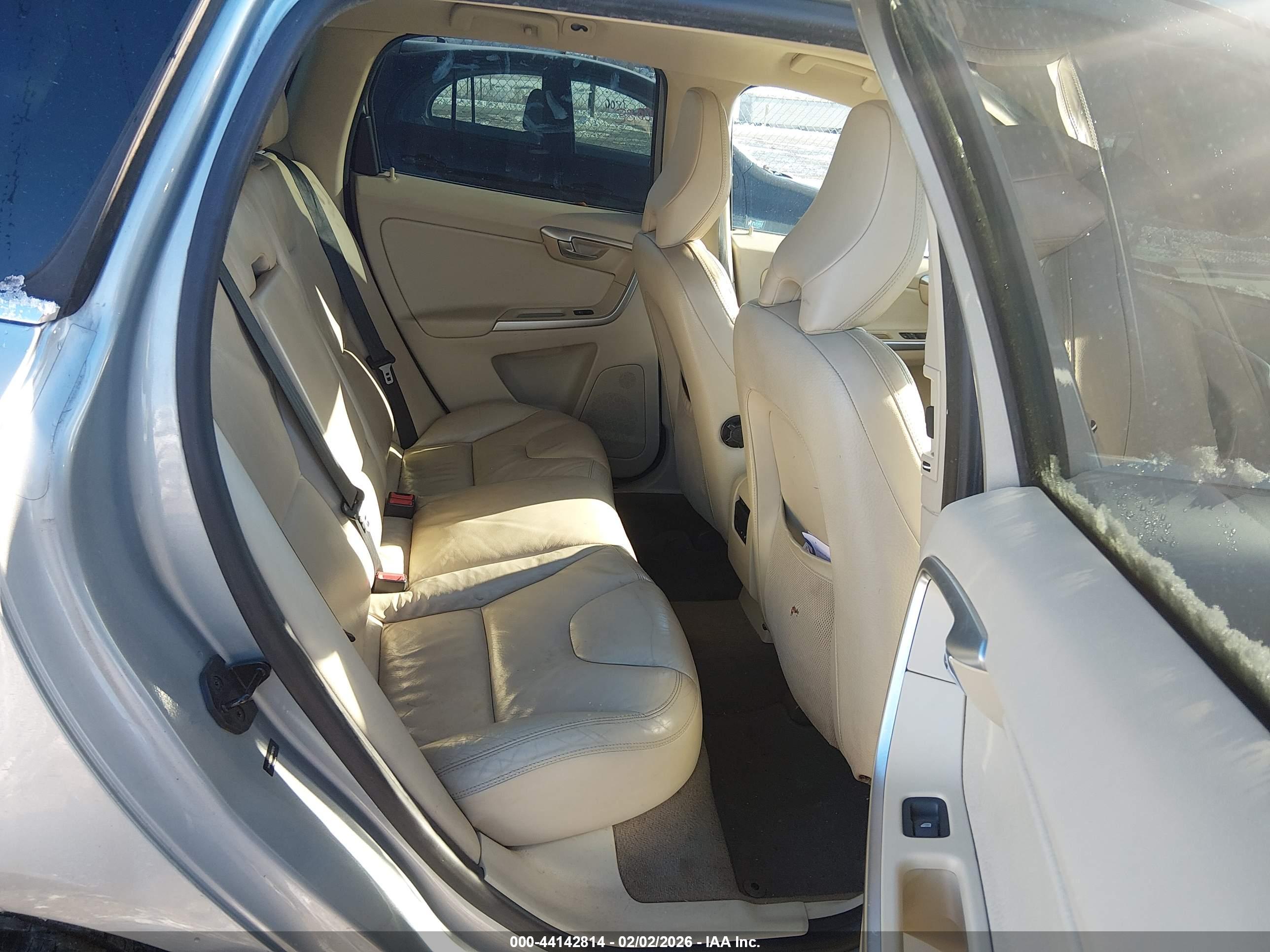 VOLVO XC60 image 8