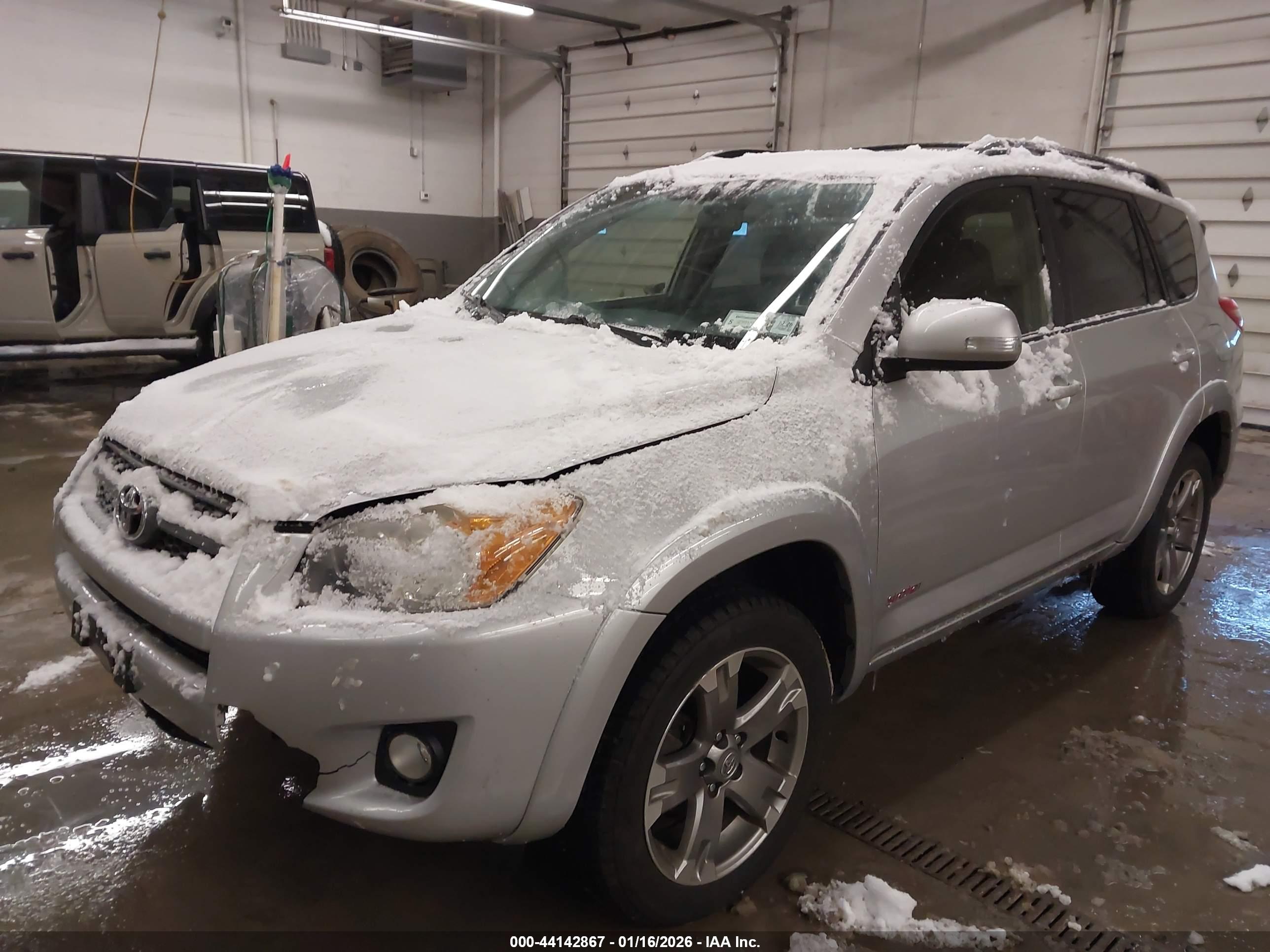 TOYOTA RAV4 image 2