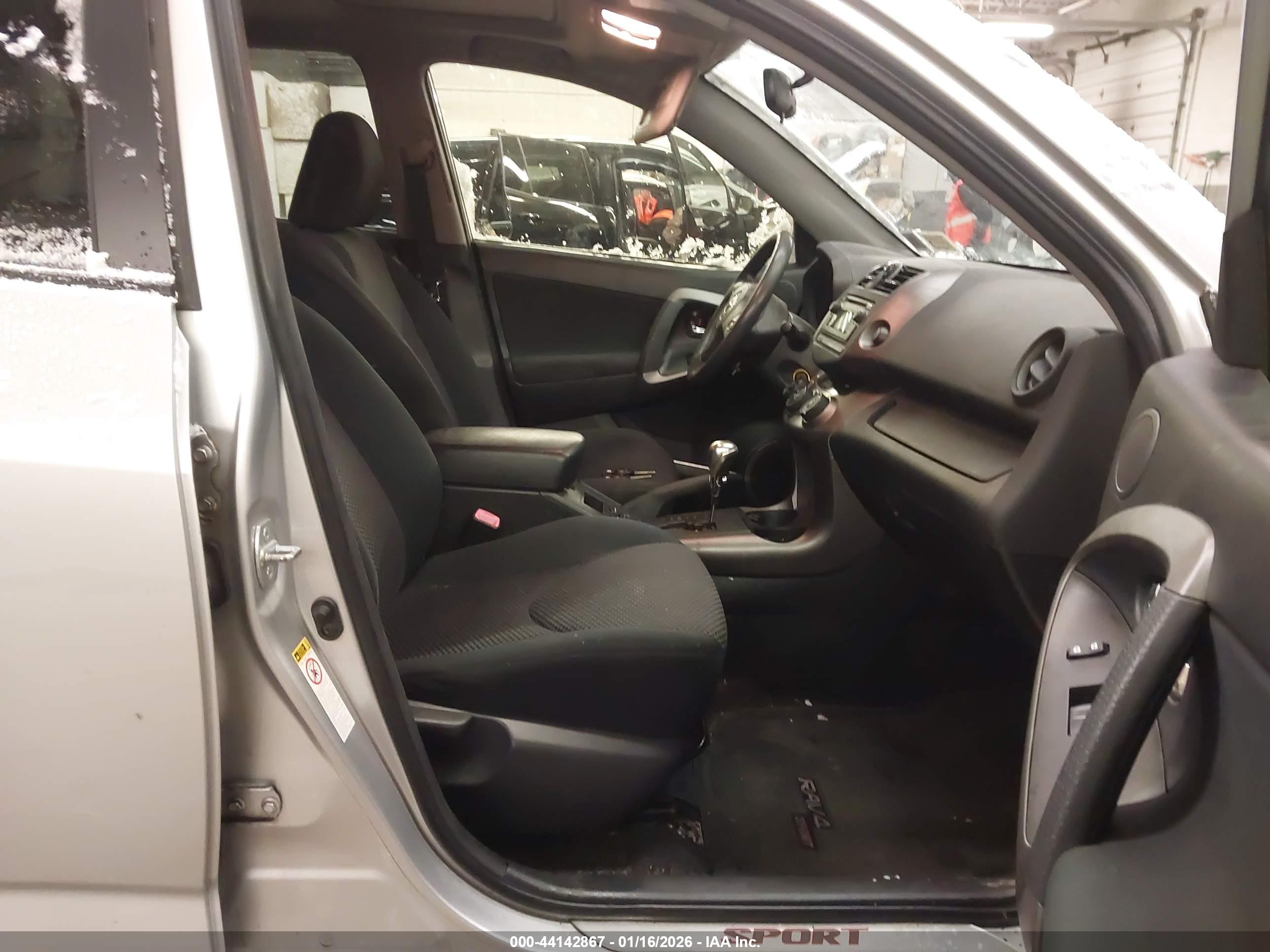 TOYOTA RAV4 image 5