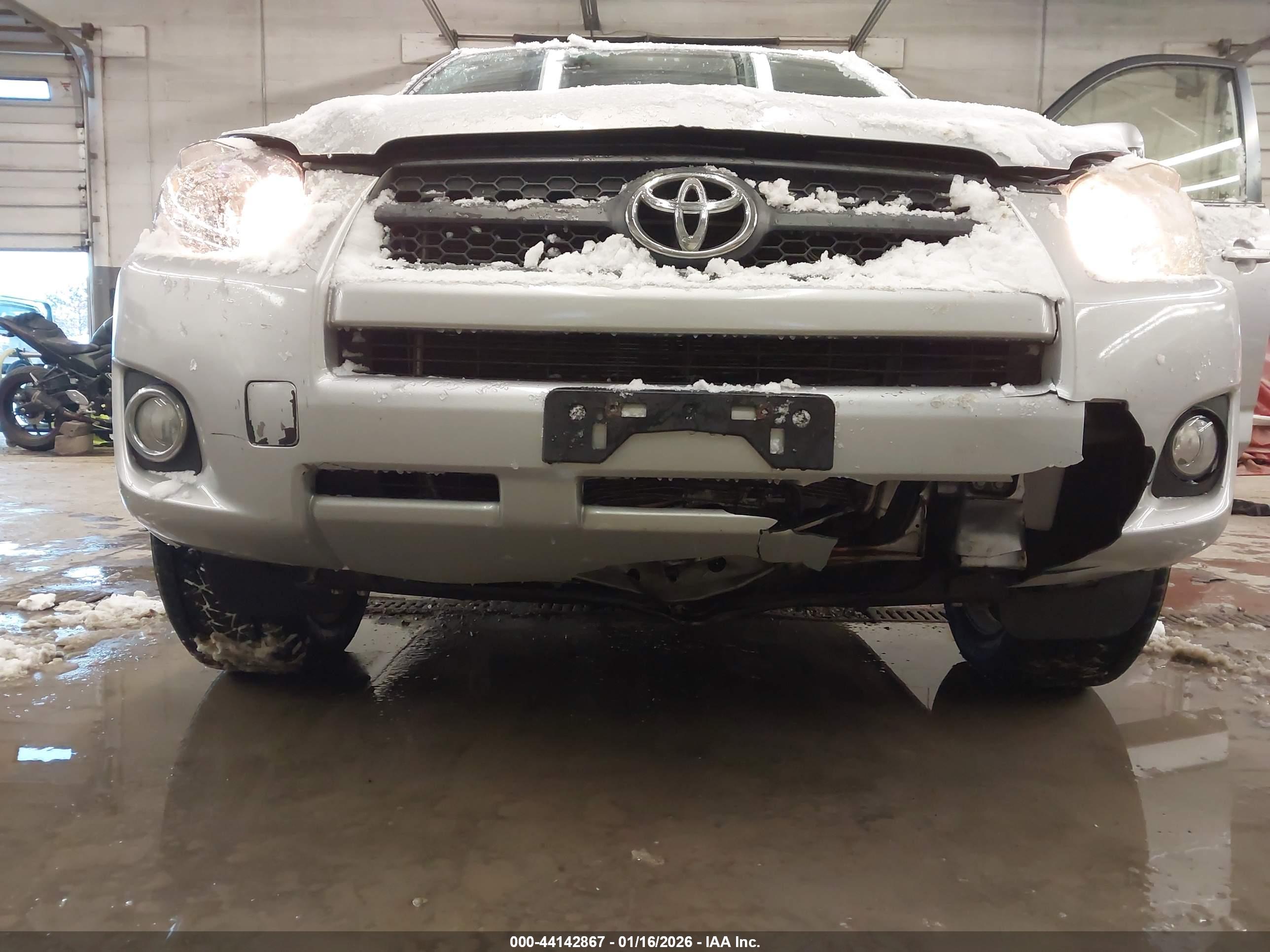 TOYOTA RAV4 image 6