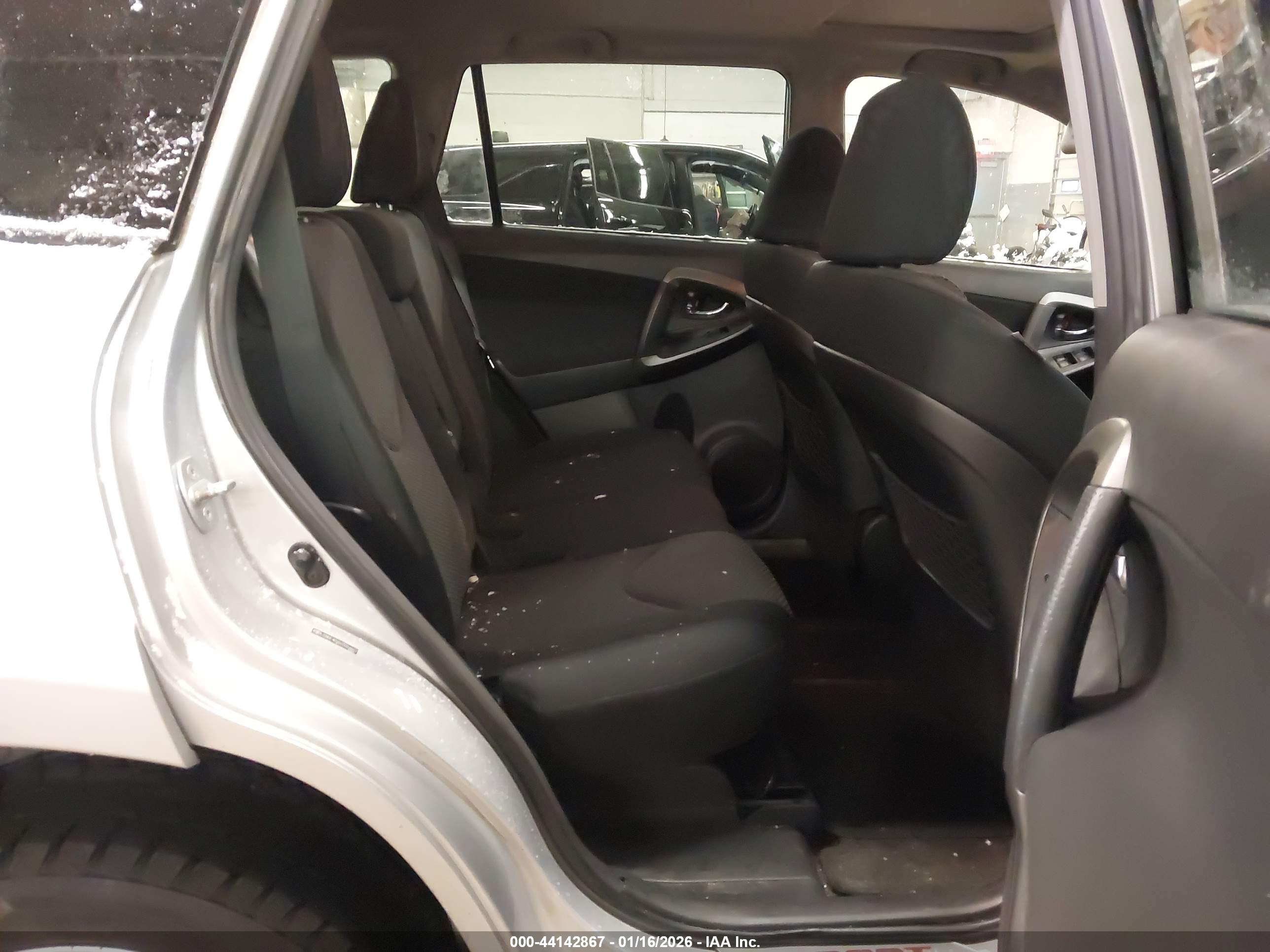 TOYOTA RAV4 image 8