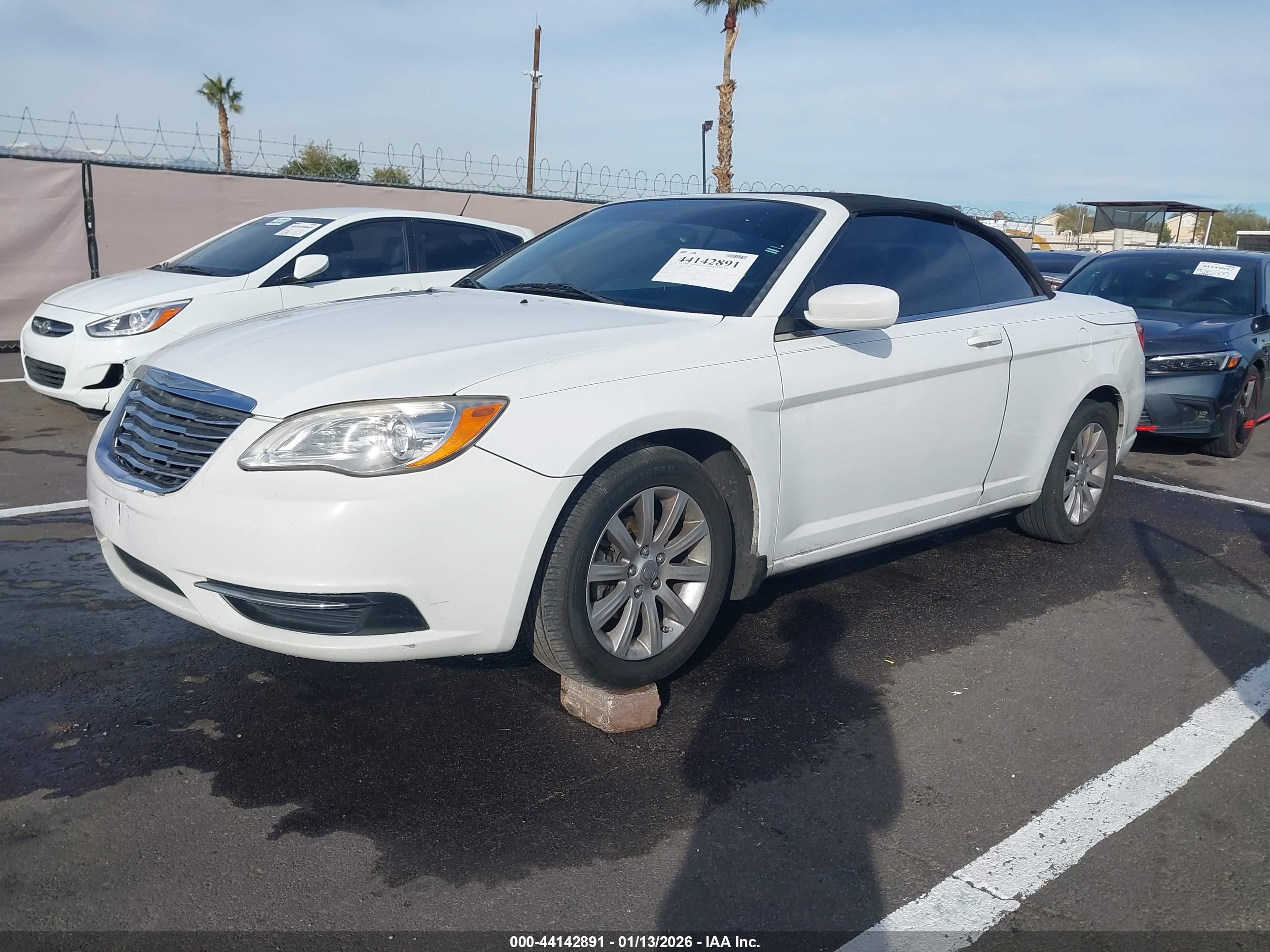 CHRYSLER 200 image 2