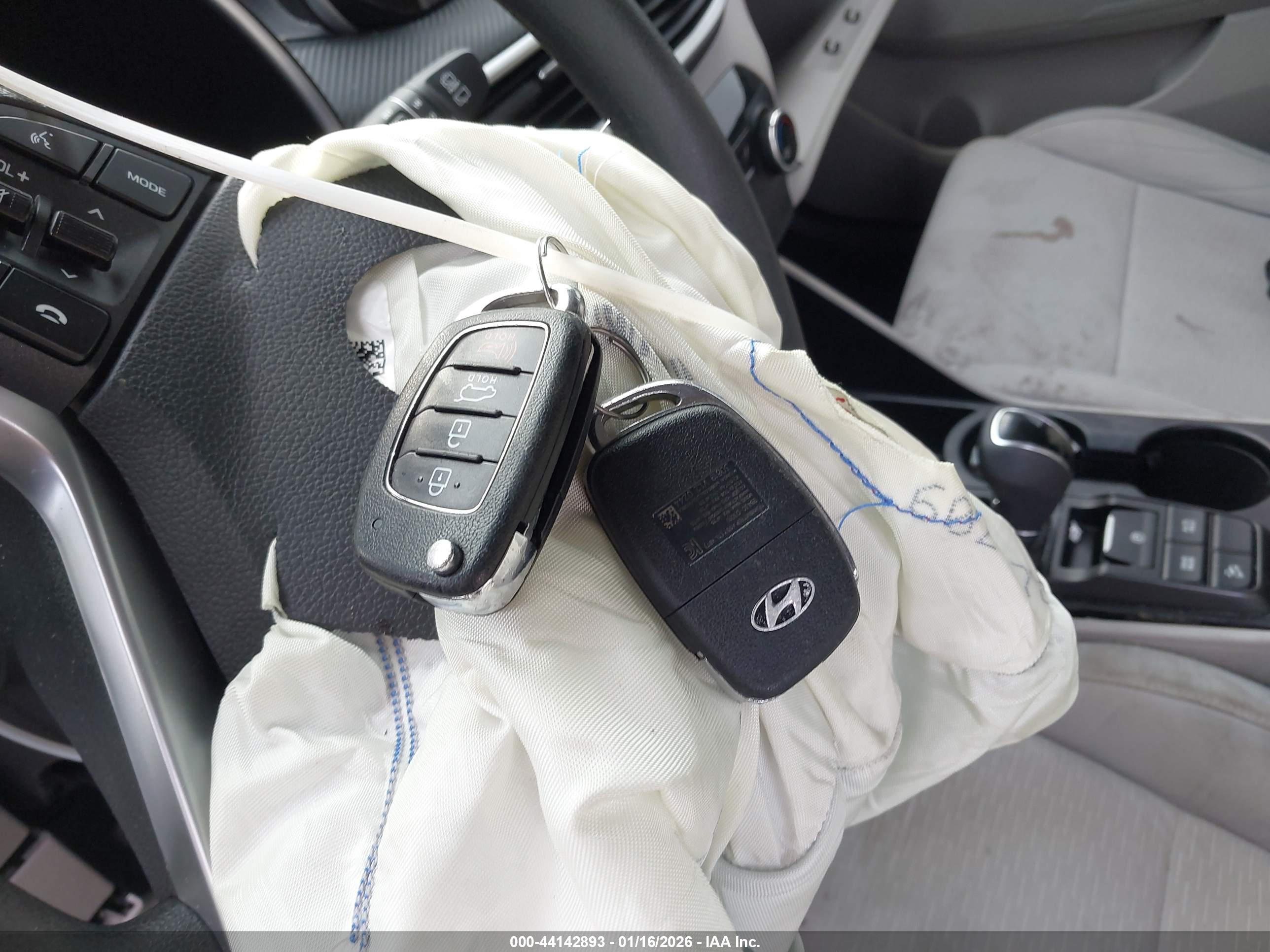 HYUNDAI TUCSON image 11