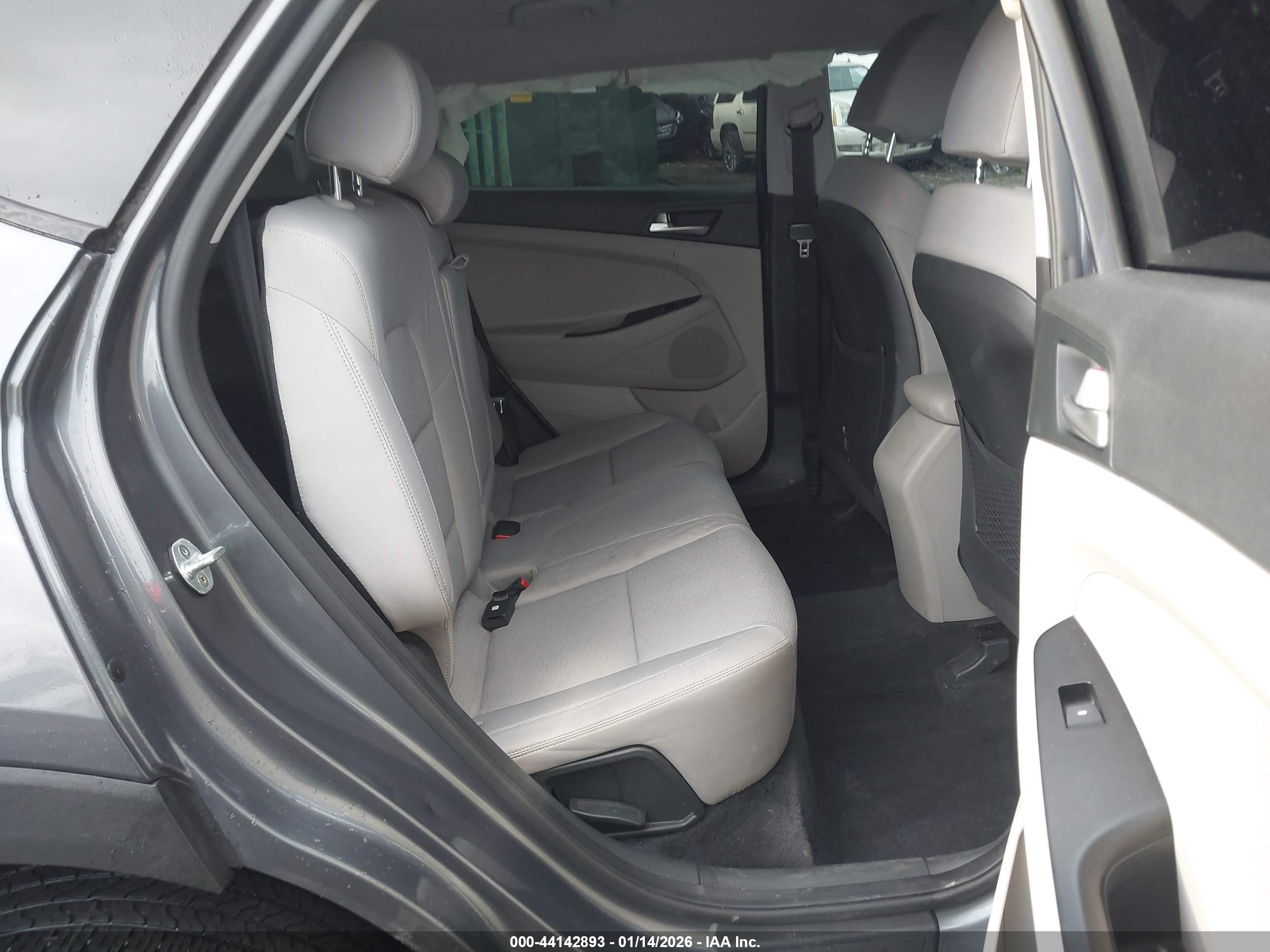 HYUNDAI TUCSON image 8