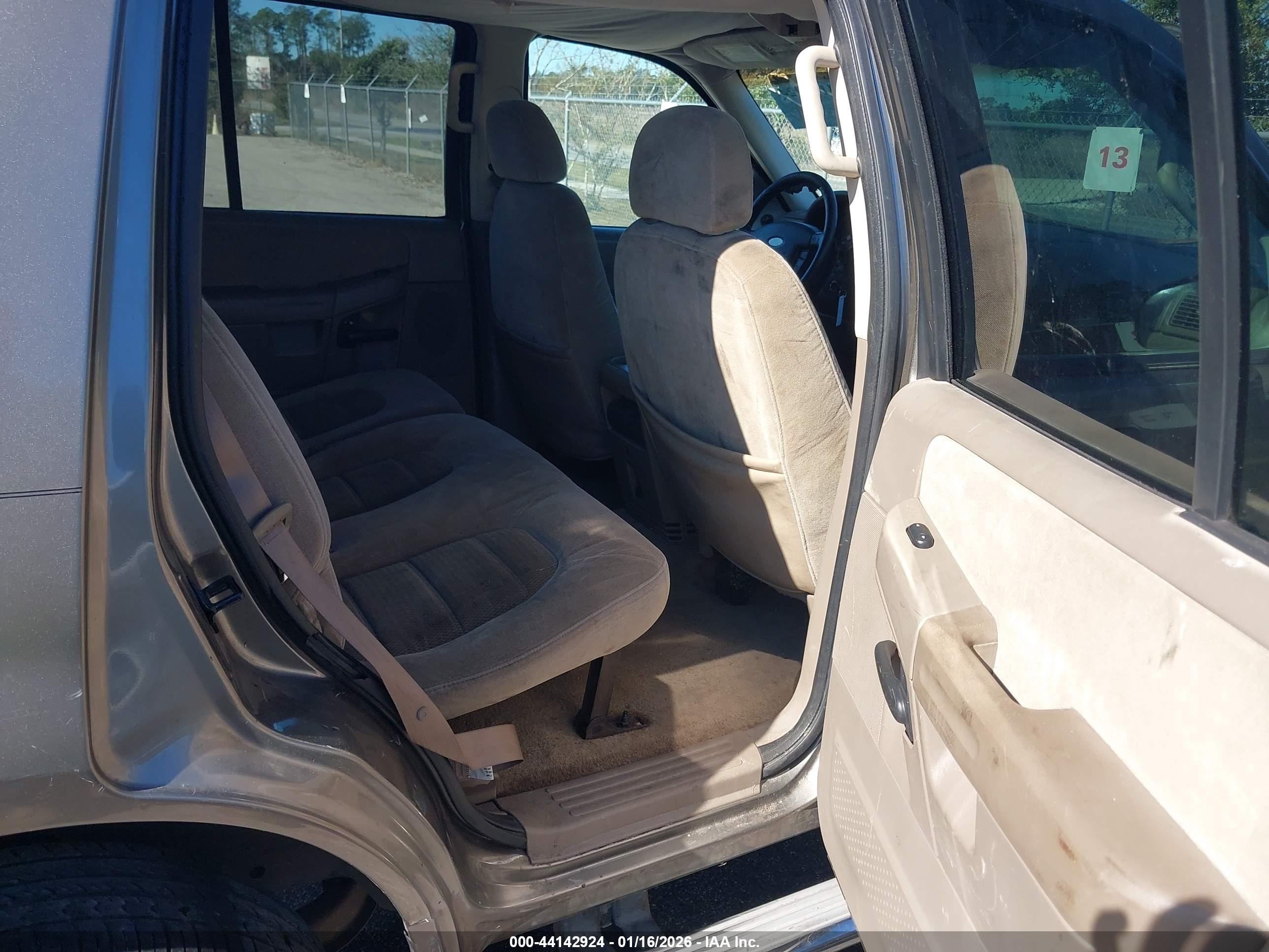FORD EXPLORER image 8