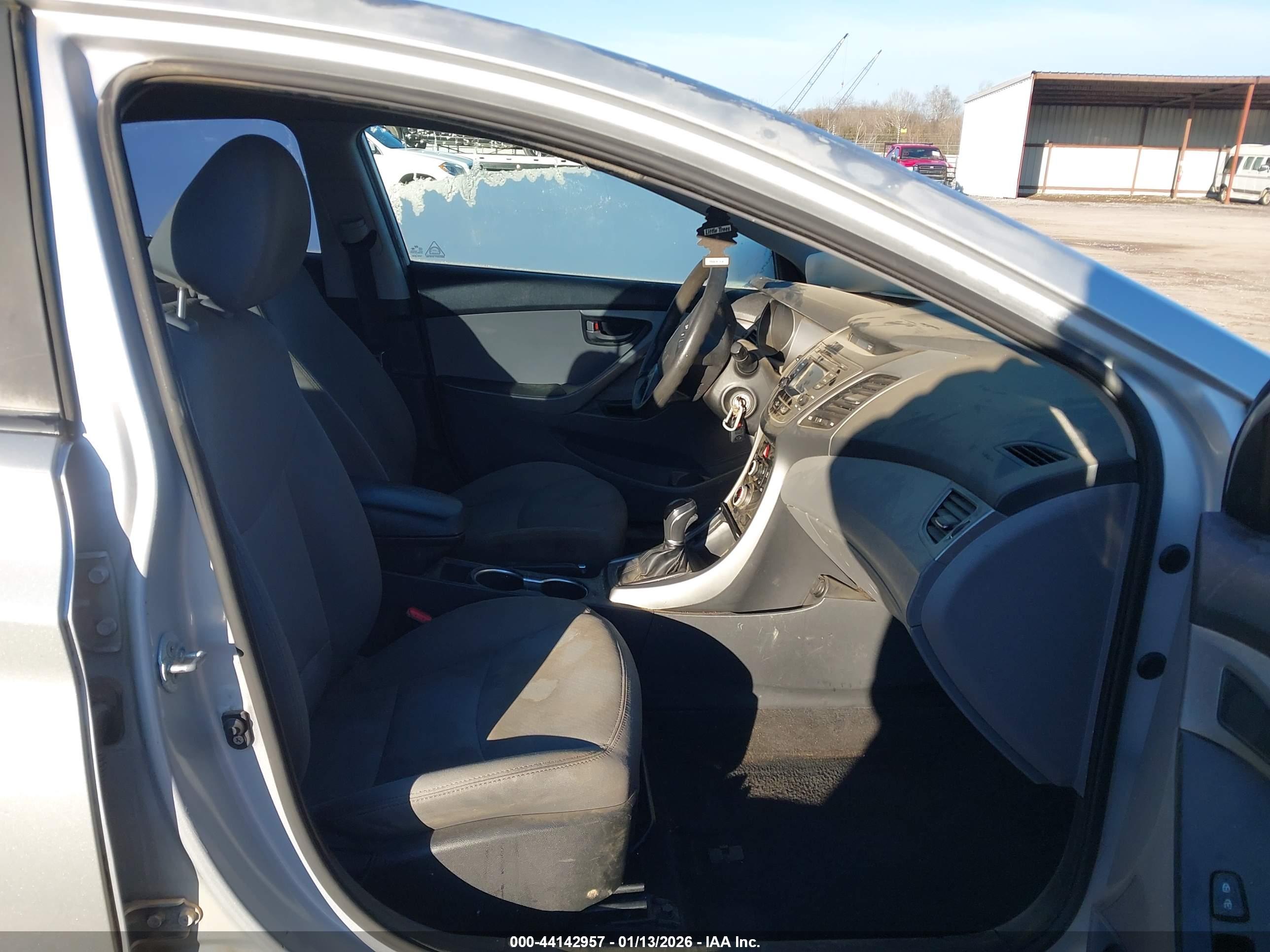 HYUNDAI ELANTRA image 5