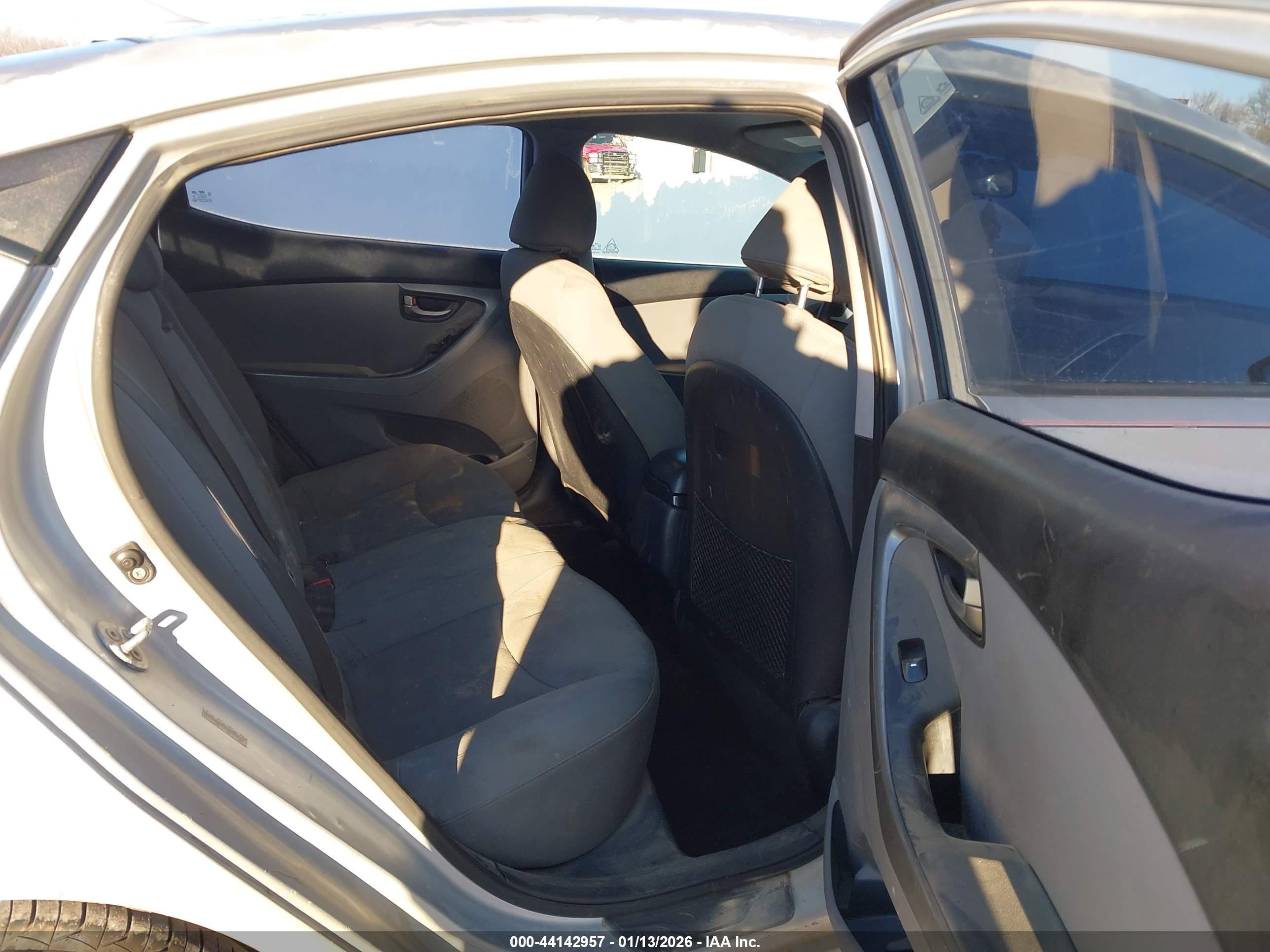 HYUNDAI ELANTRA image 8