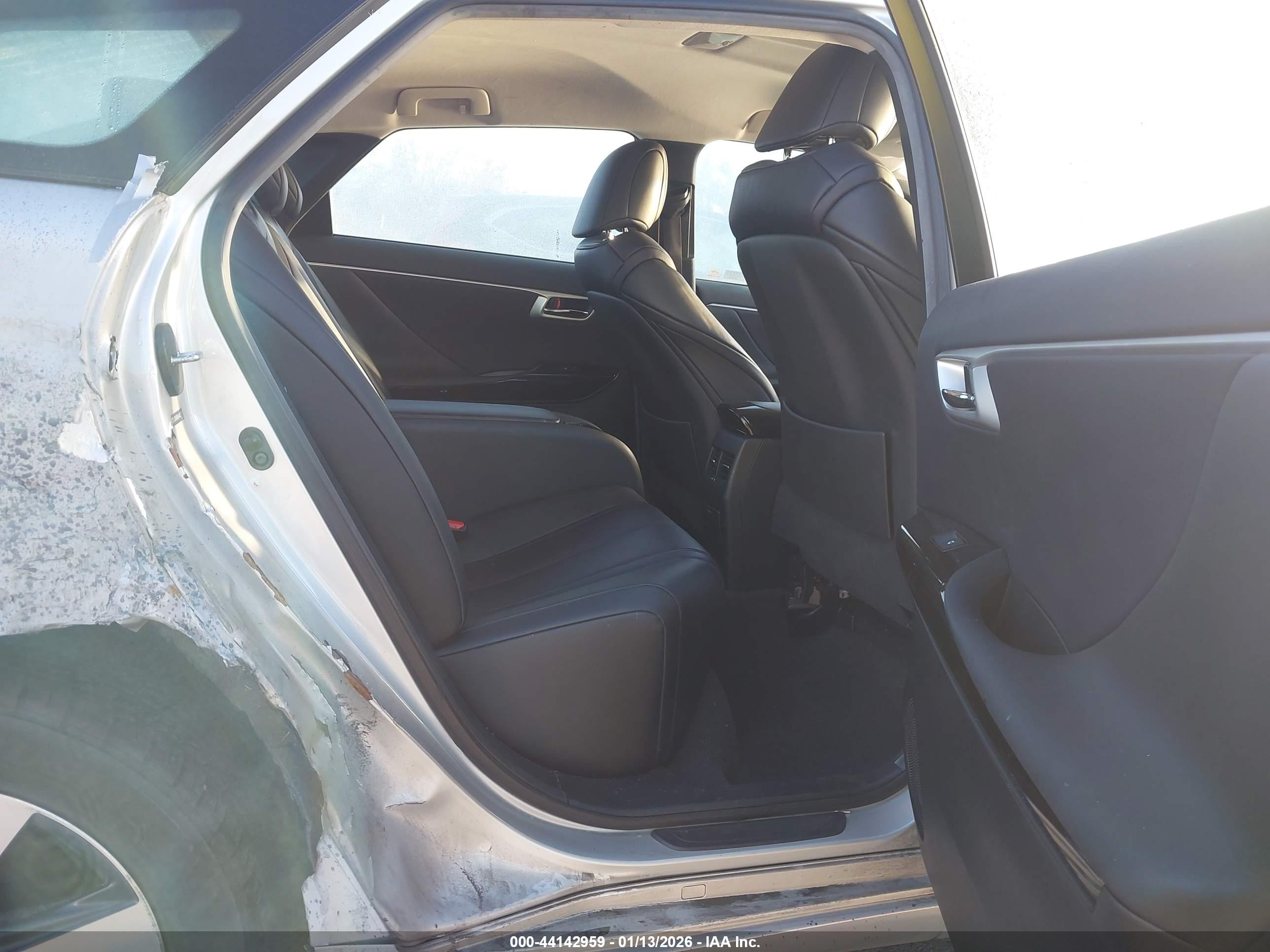 TOYOTA MIRAI image 8