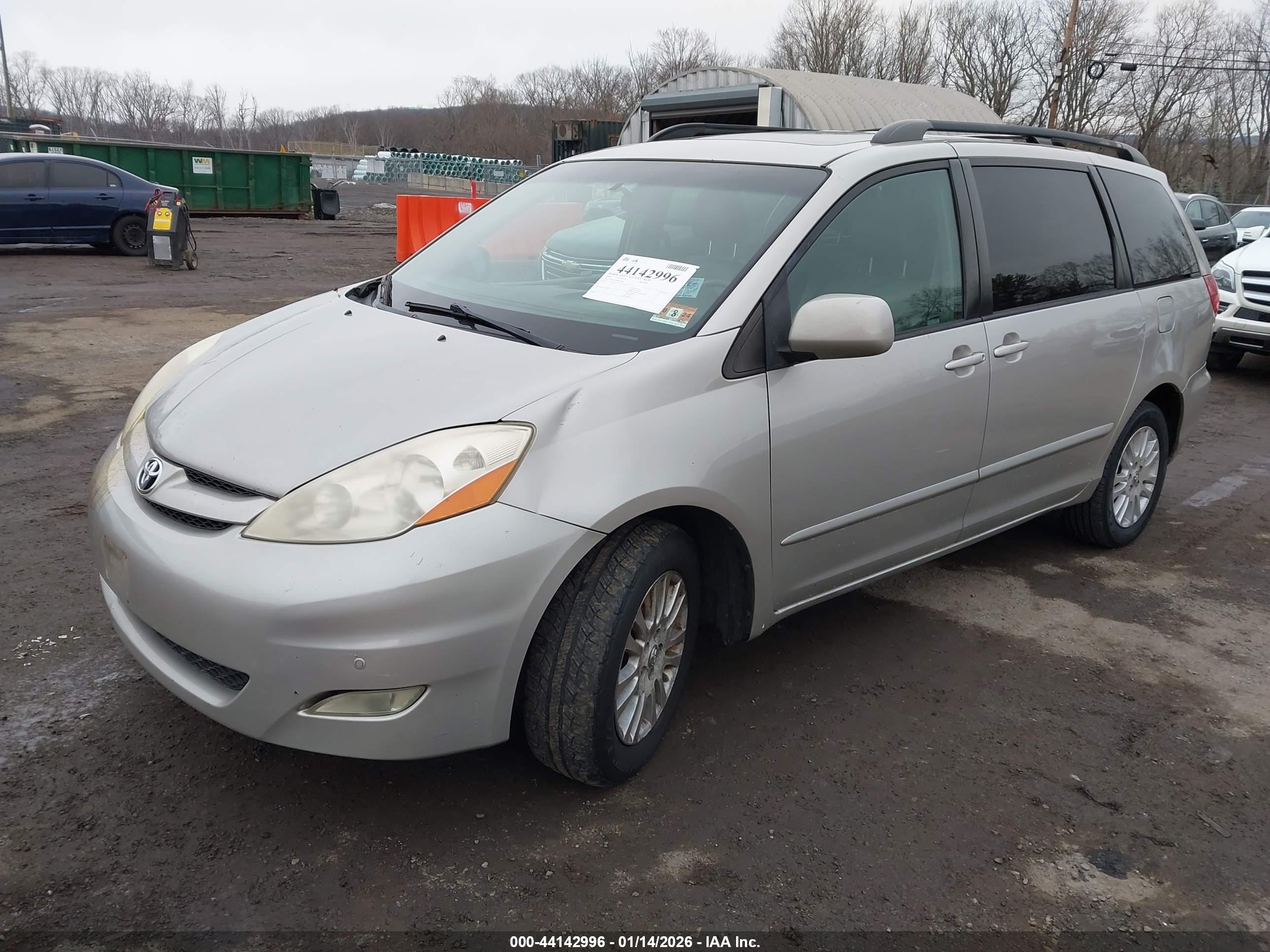 TOYOTA SIENNA image 2