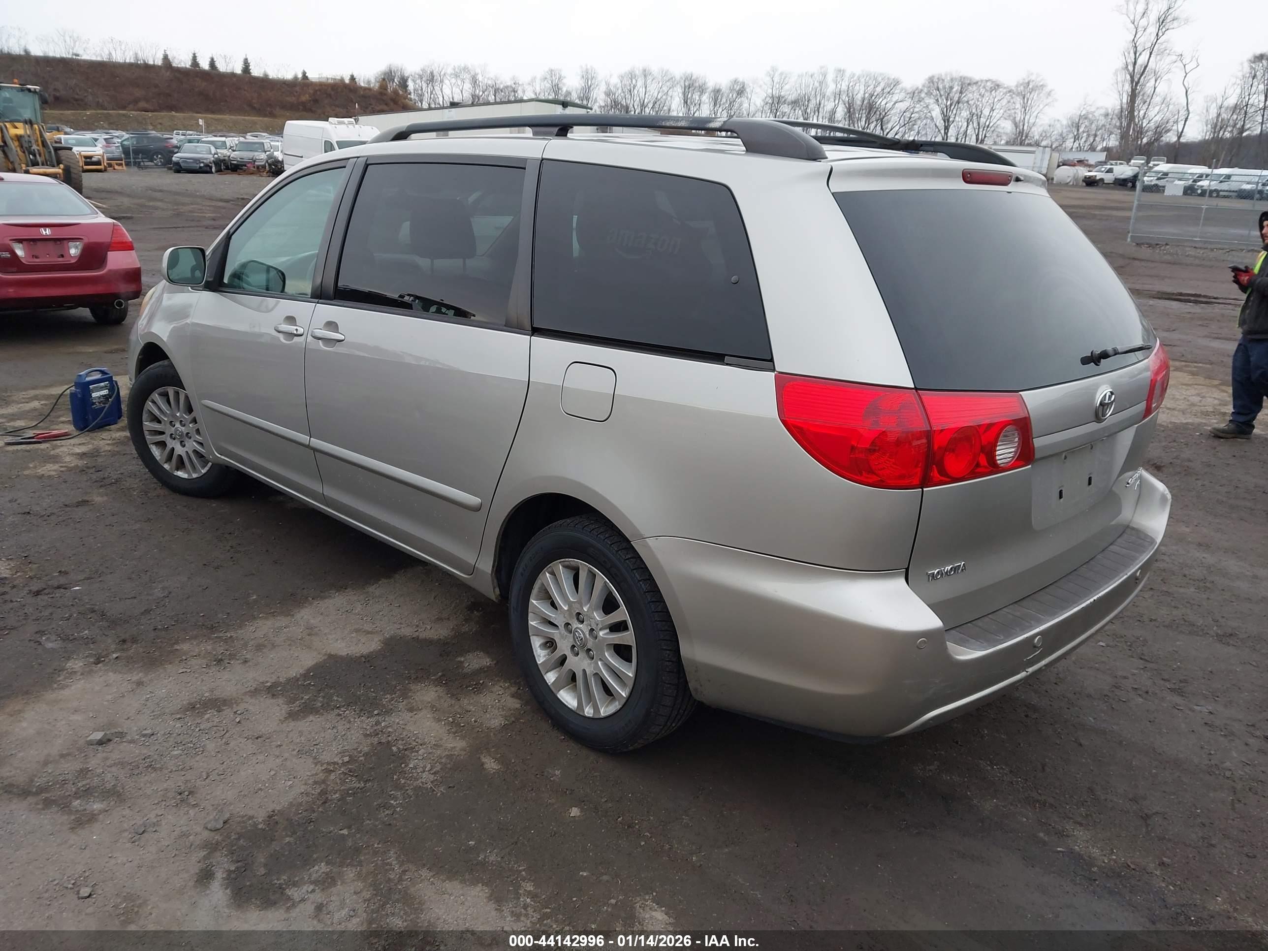 TOYOTA SIENNA image 3