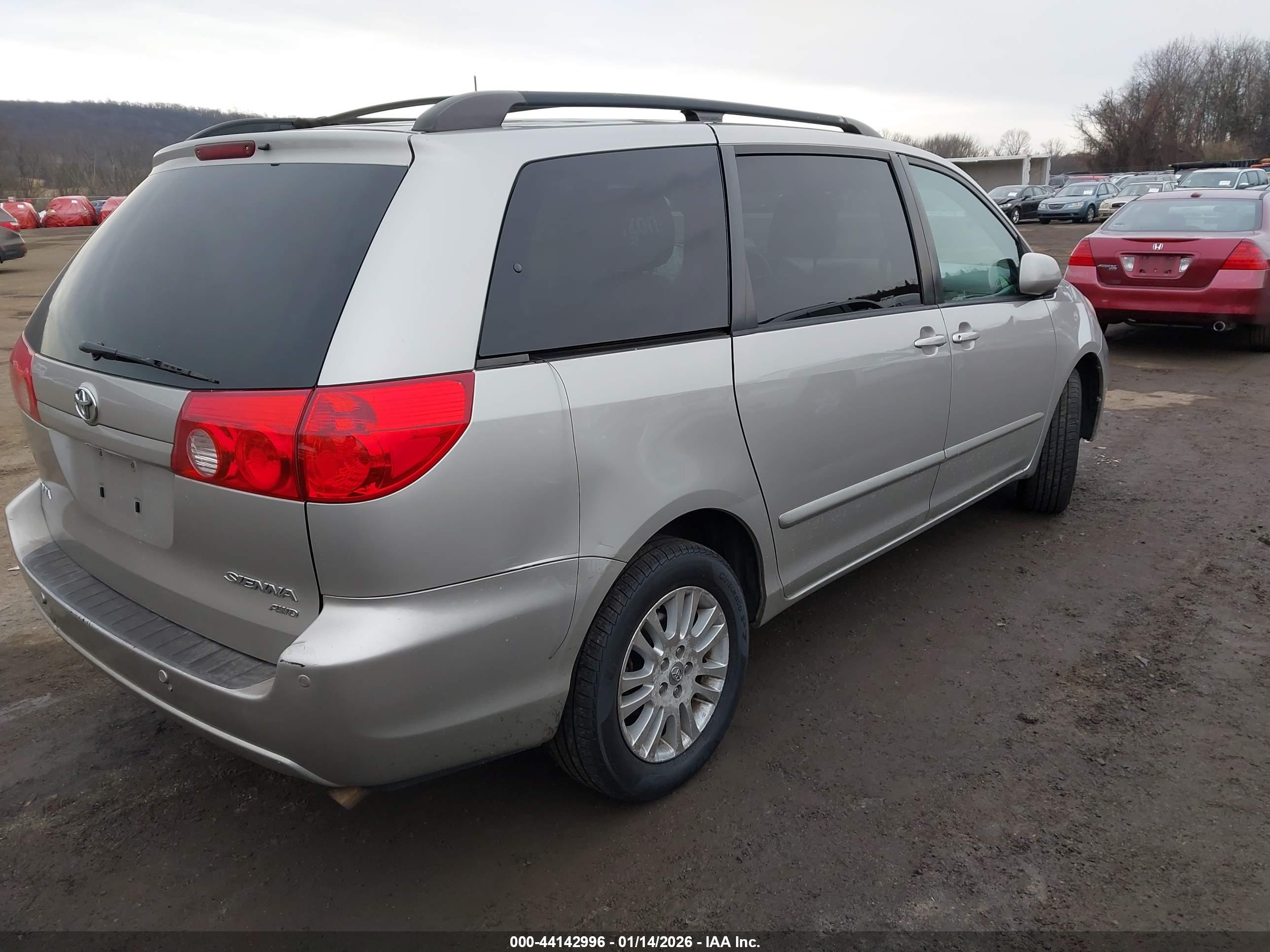 TOYOTA SIENNA image 4