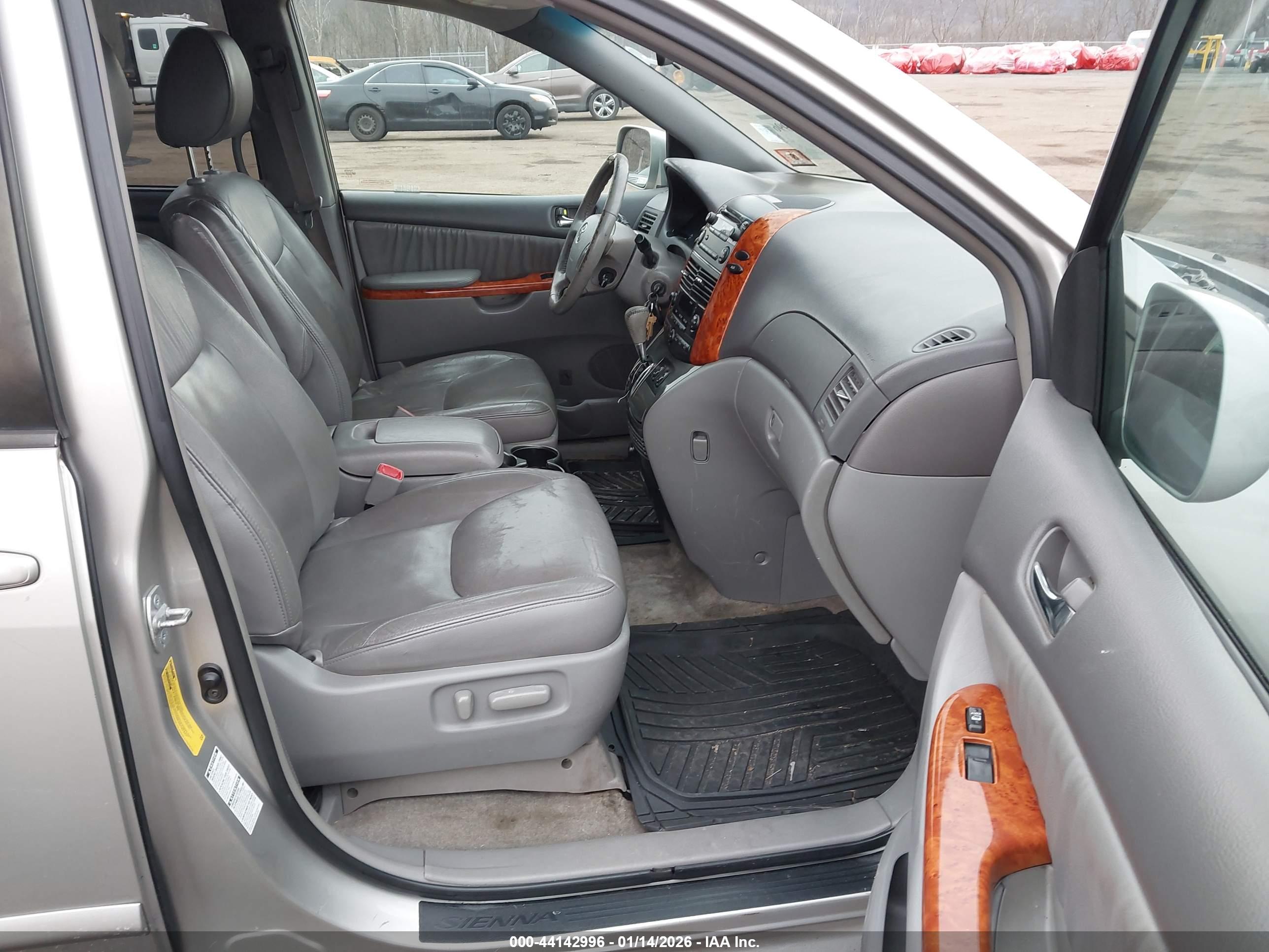 TOYOTA SIENNA image 5