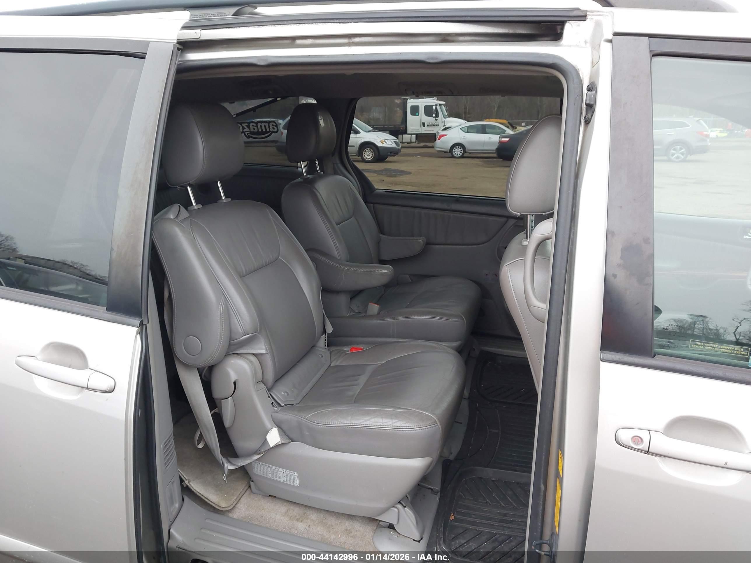 TOYOTA SIENNA image 8