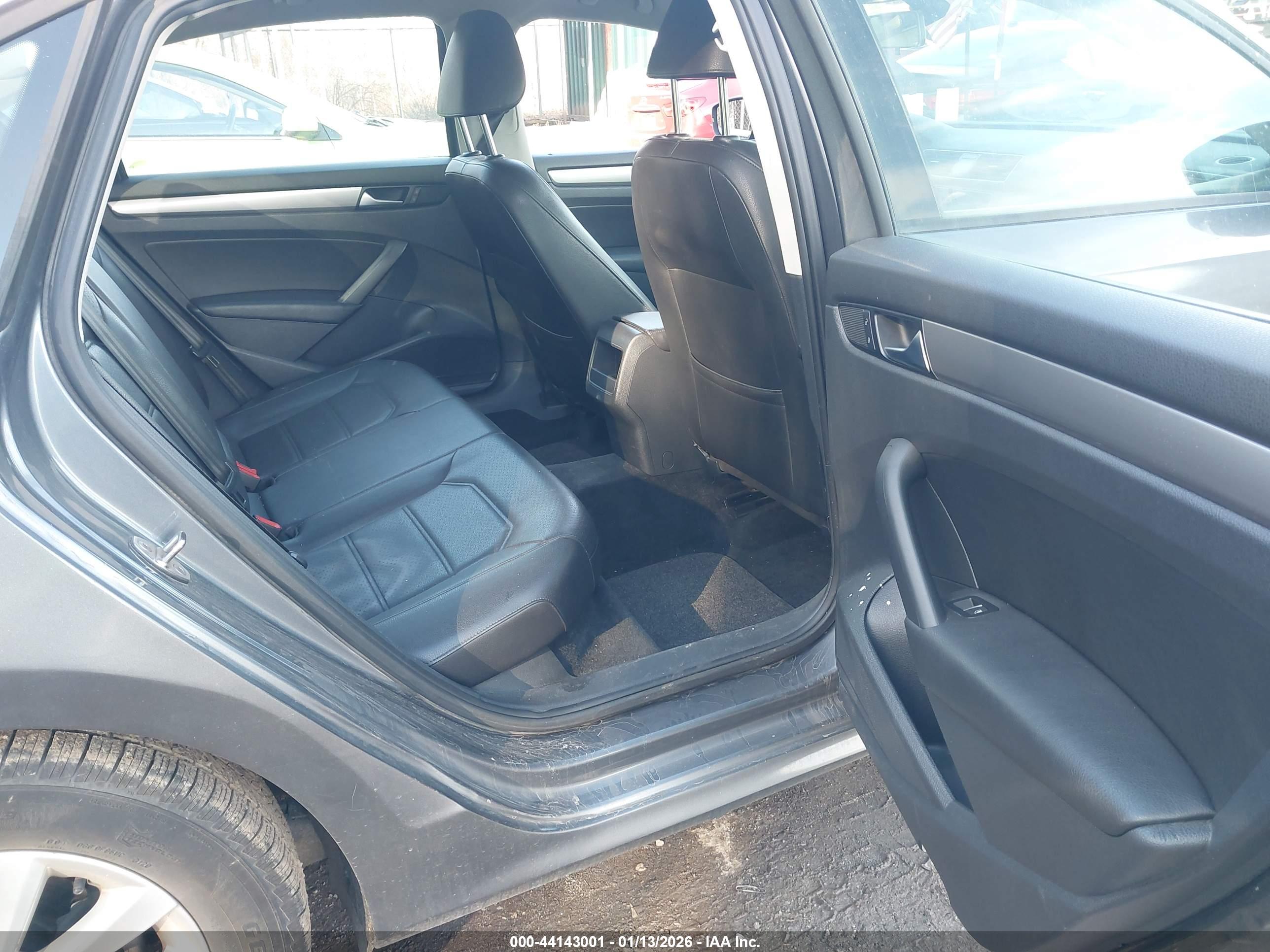 VOLKSWAGEN PASSAT image 8