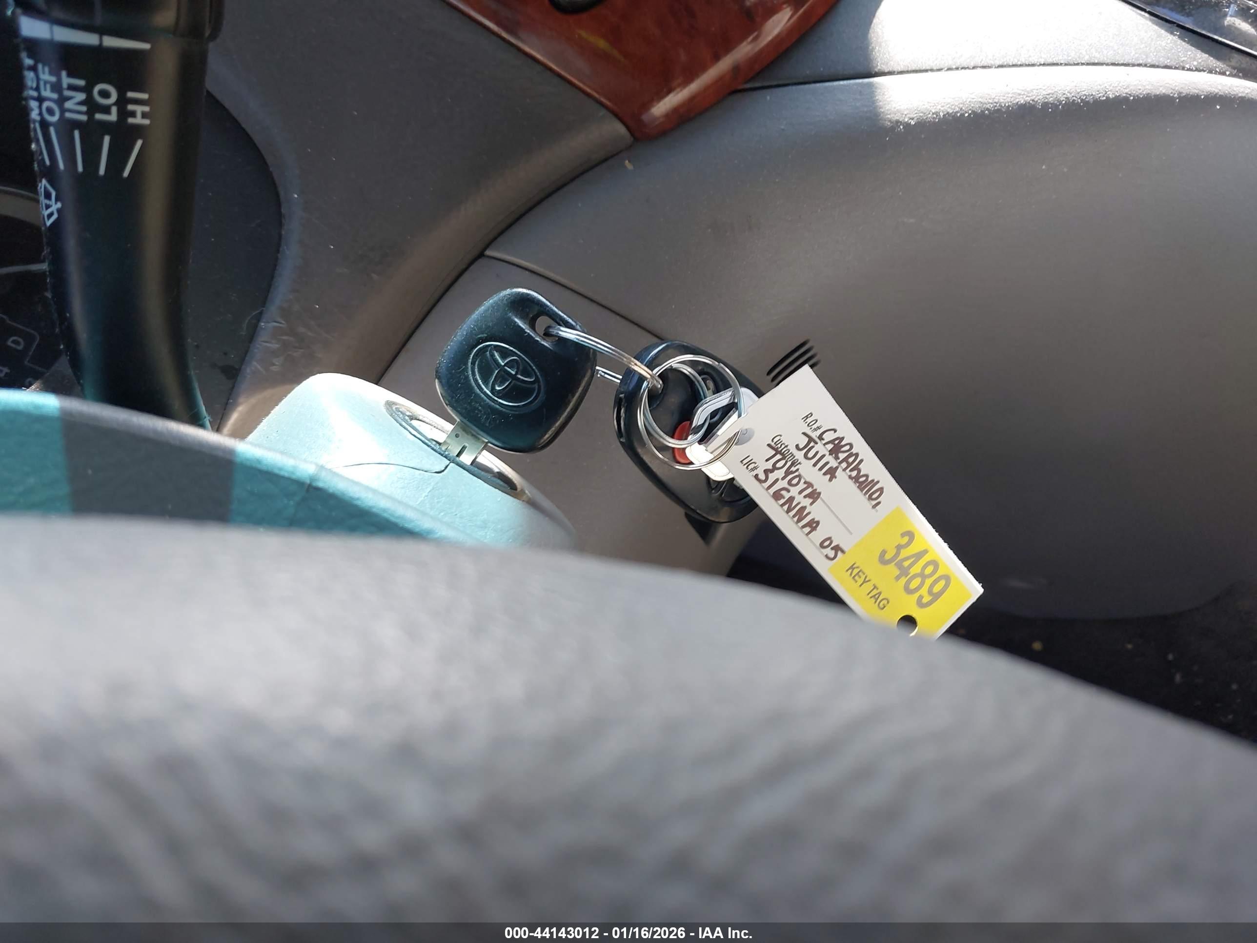 TOYOTA SIENNA image 11