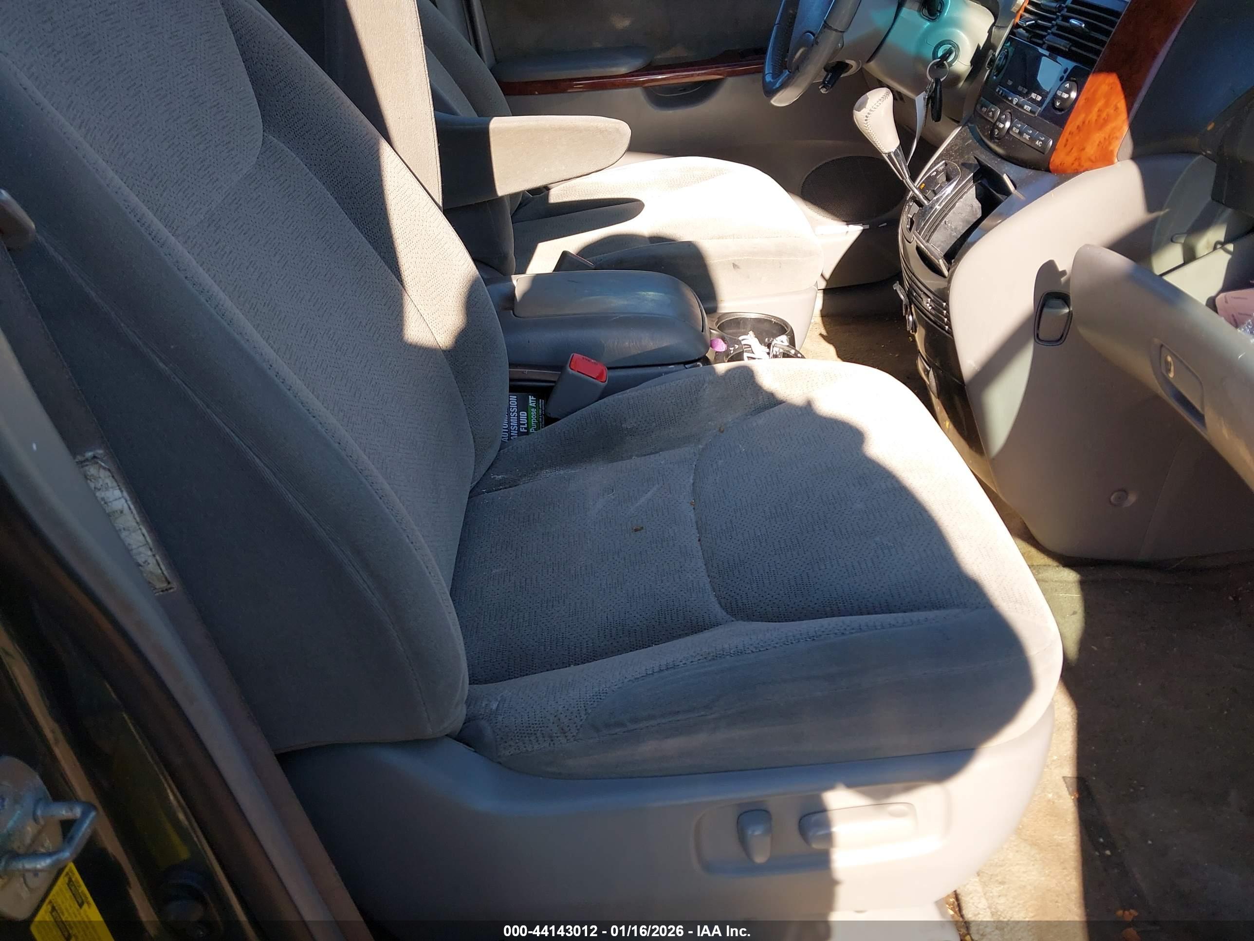 TOYOTA SIENNA image 5
