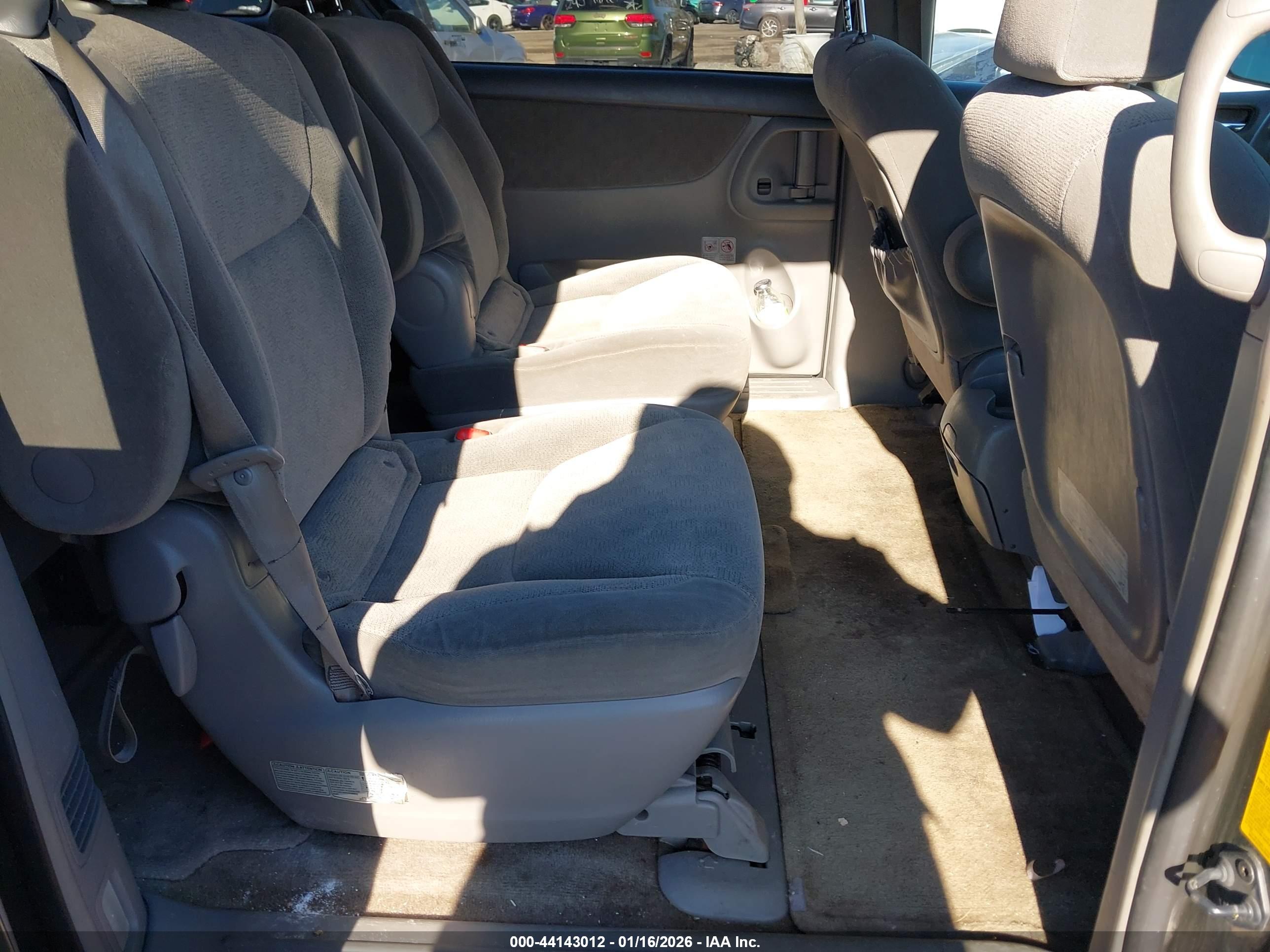 TOYOTA SIENNA image 8