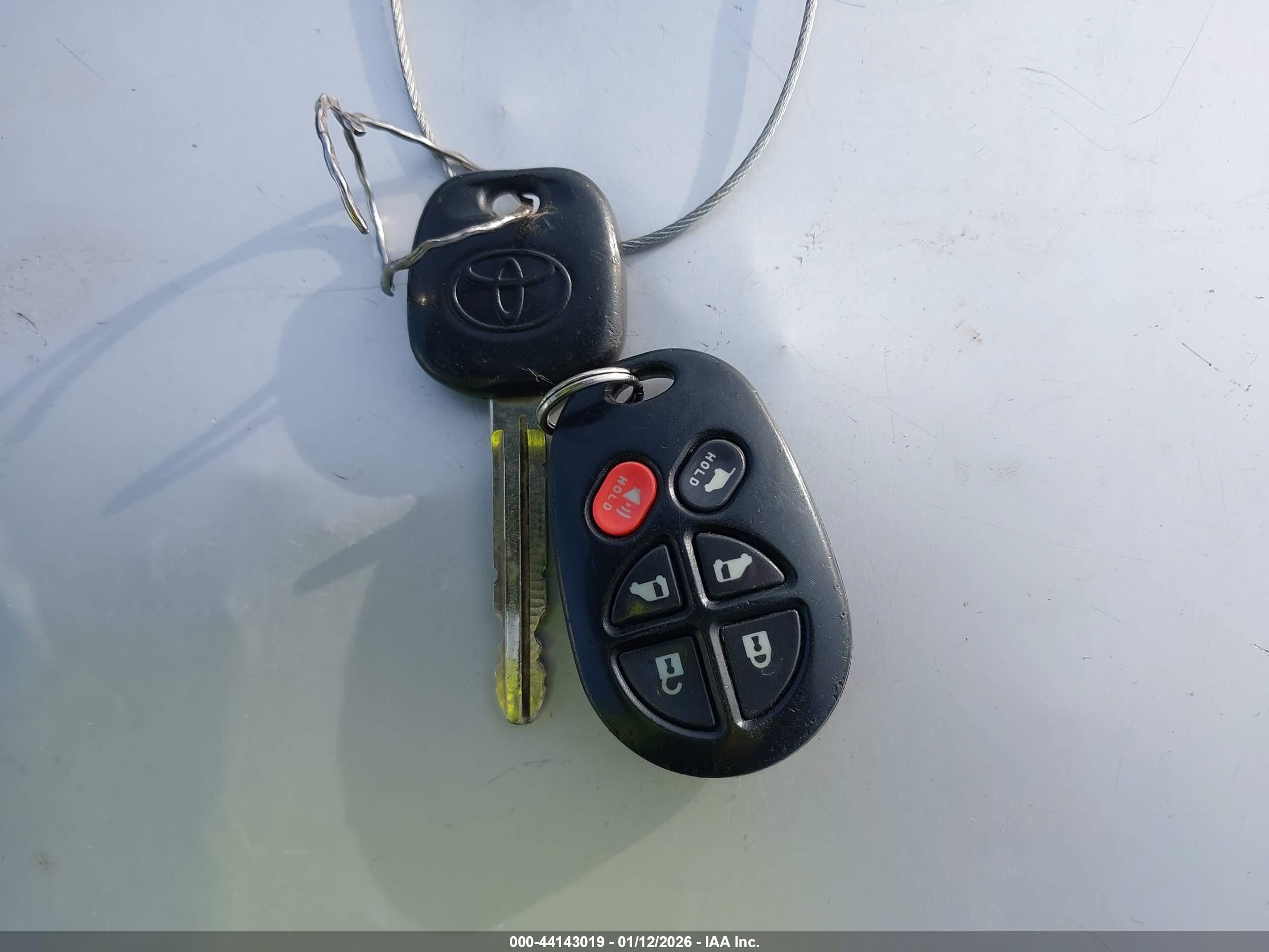 TOYOTA SIENNA image 11