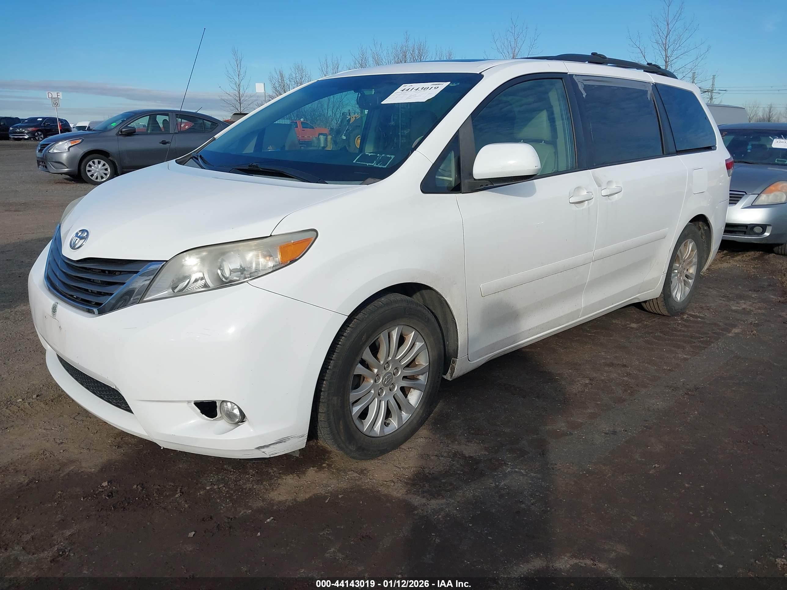 TOYOTA SIENNA image 2