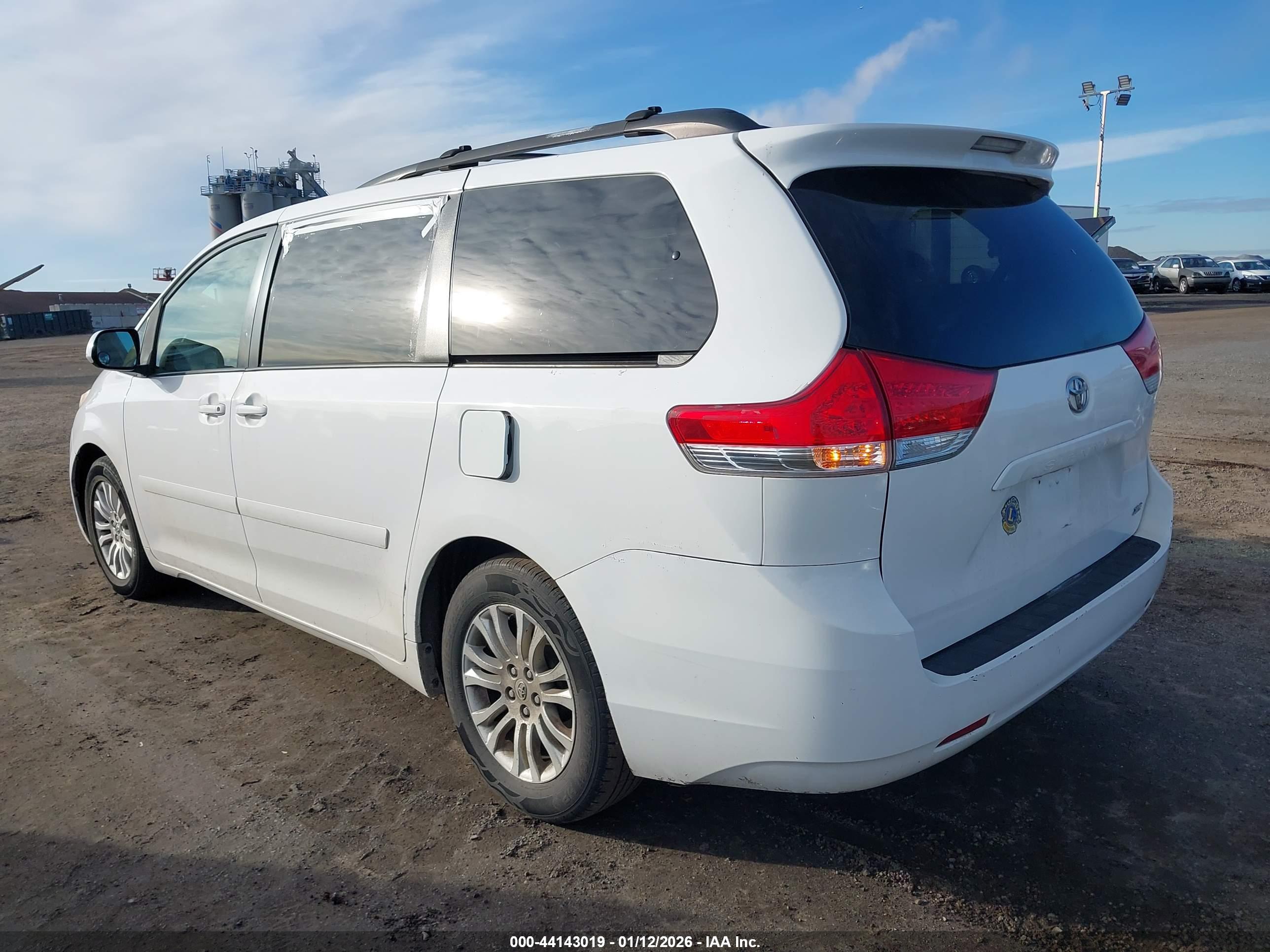 TOYOTA SIENNA image 3