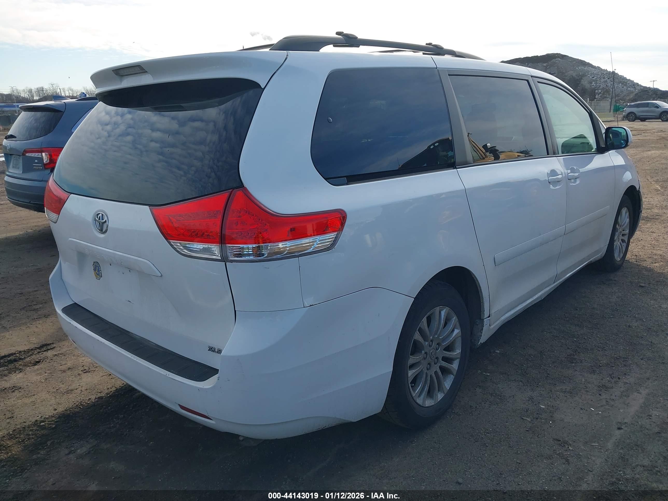 TOYOTA SIENNA image 4