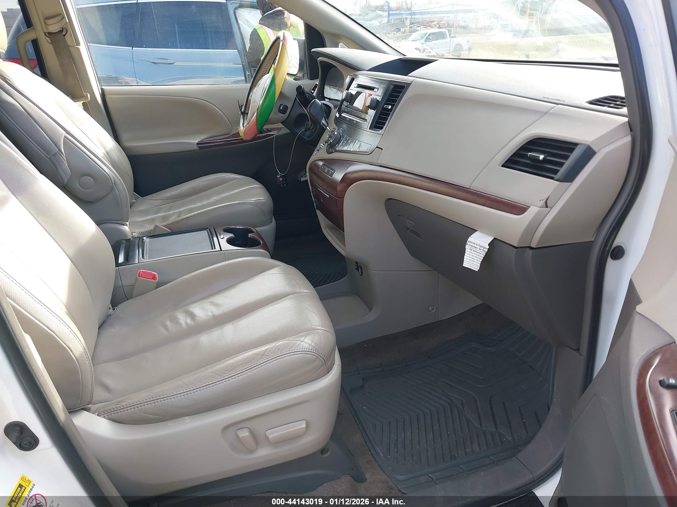TOYOTA SIENNA image 5
