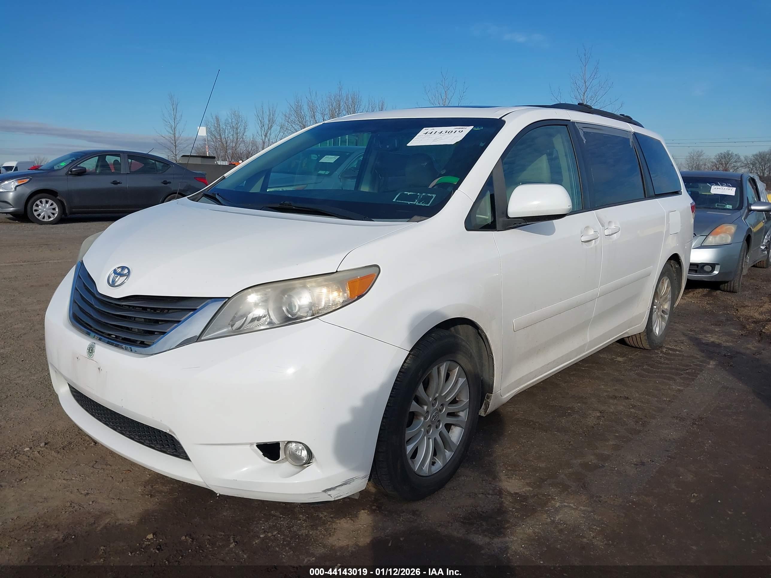 TOYOTA SIENNA image 6