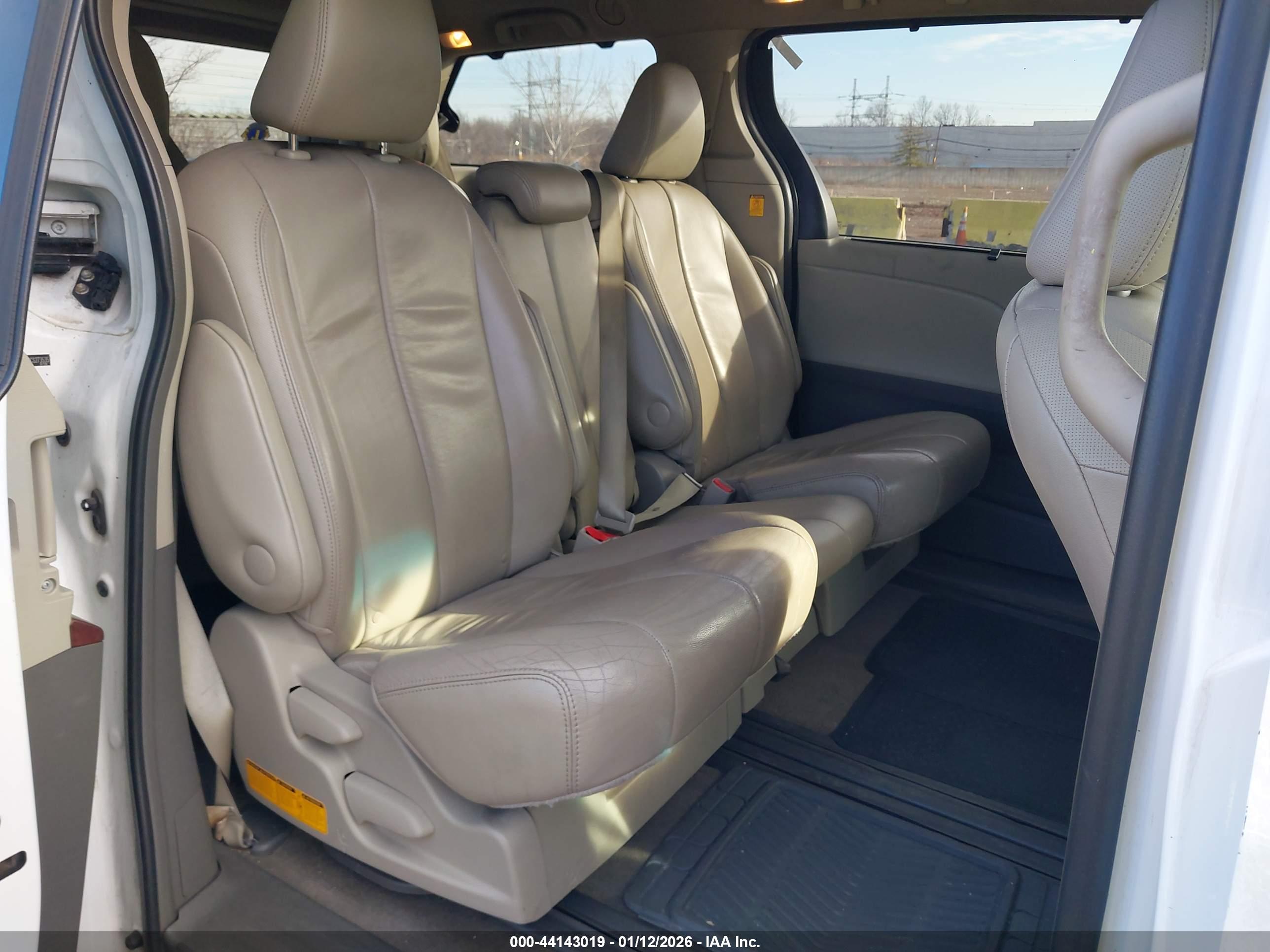 TOYOTA SIENNA image 8
