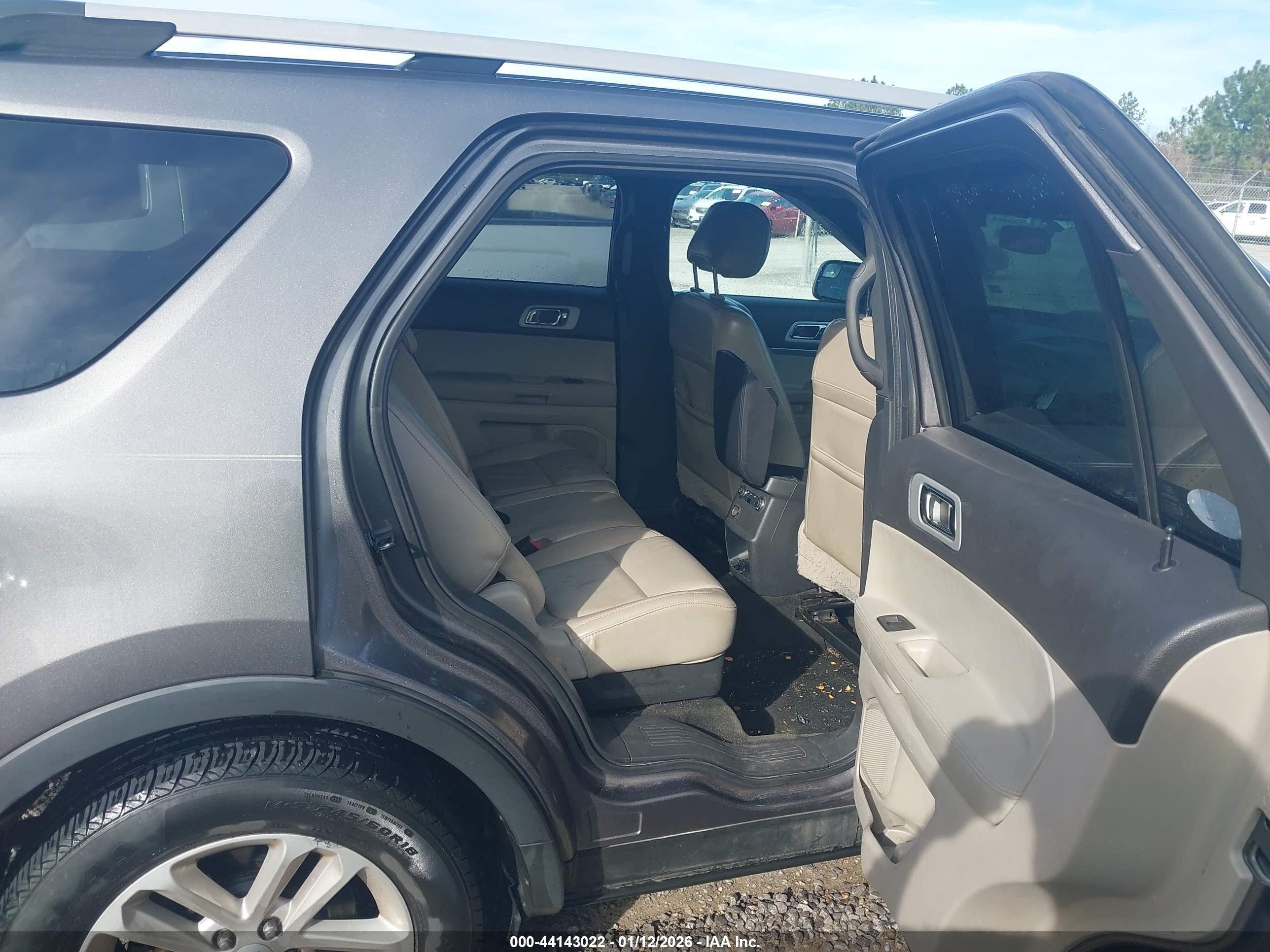 FORD EXPLORER image 8