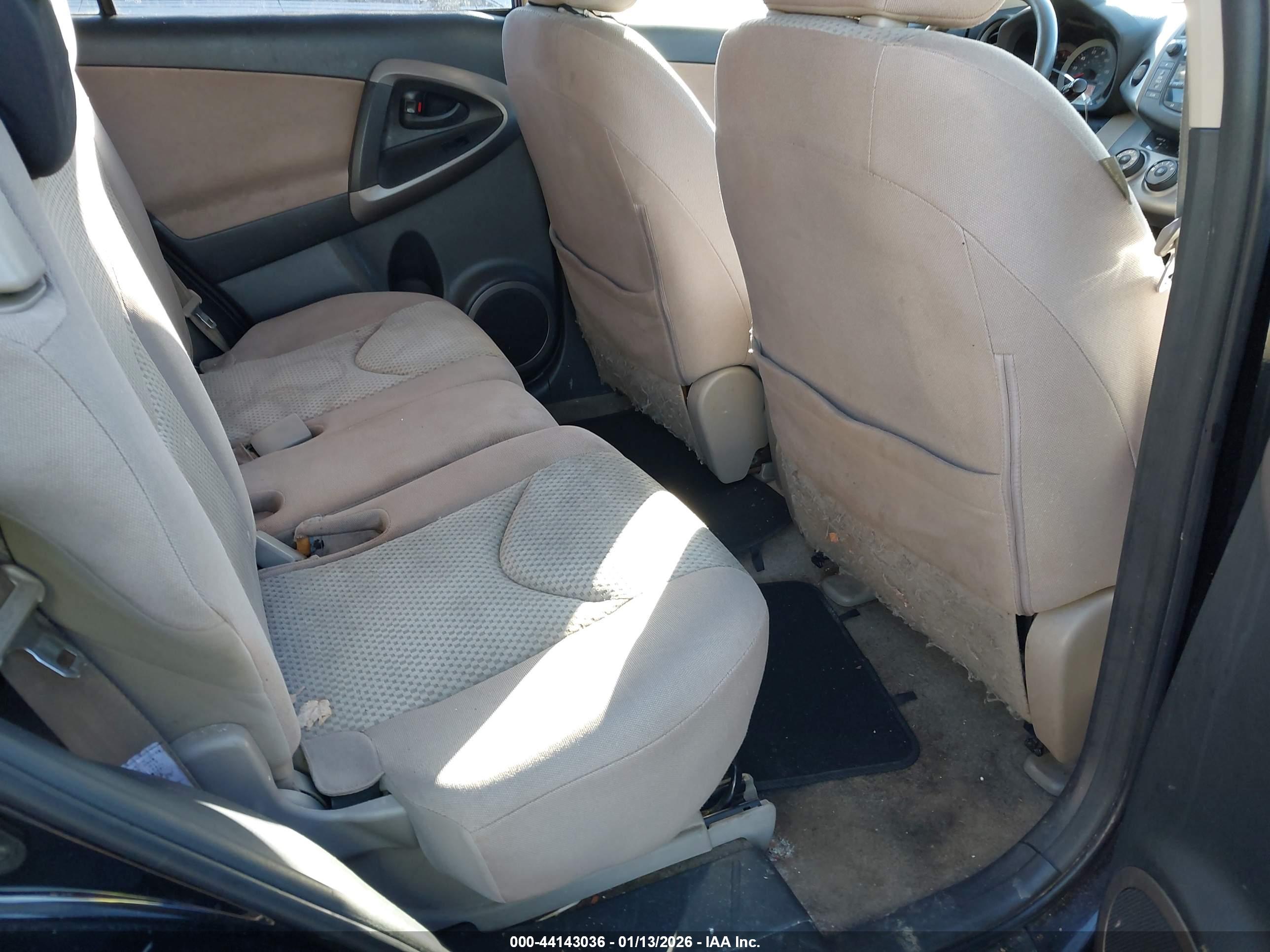TOYOTA RAV4 image 8